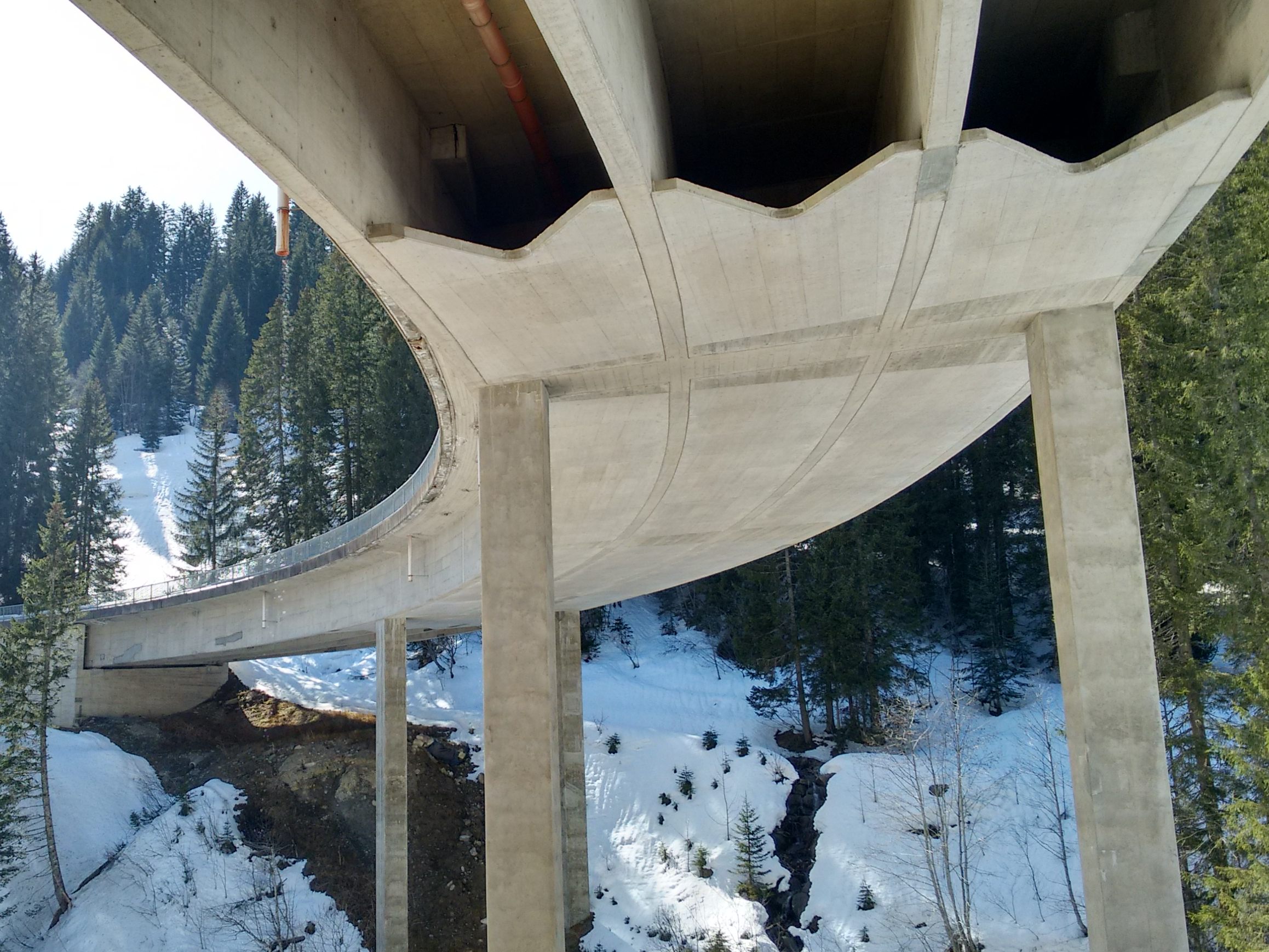 Die Krumbachbrücke in Damüls wird umfassend instandgesetzt und mit Textilbeton verstärkt.. Die Krumbachbrücke in Damüls wird umfassend instandgesetzt und mit Textilbeton verstärkt..