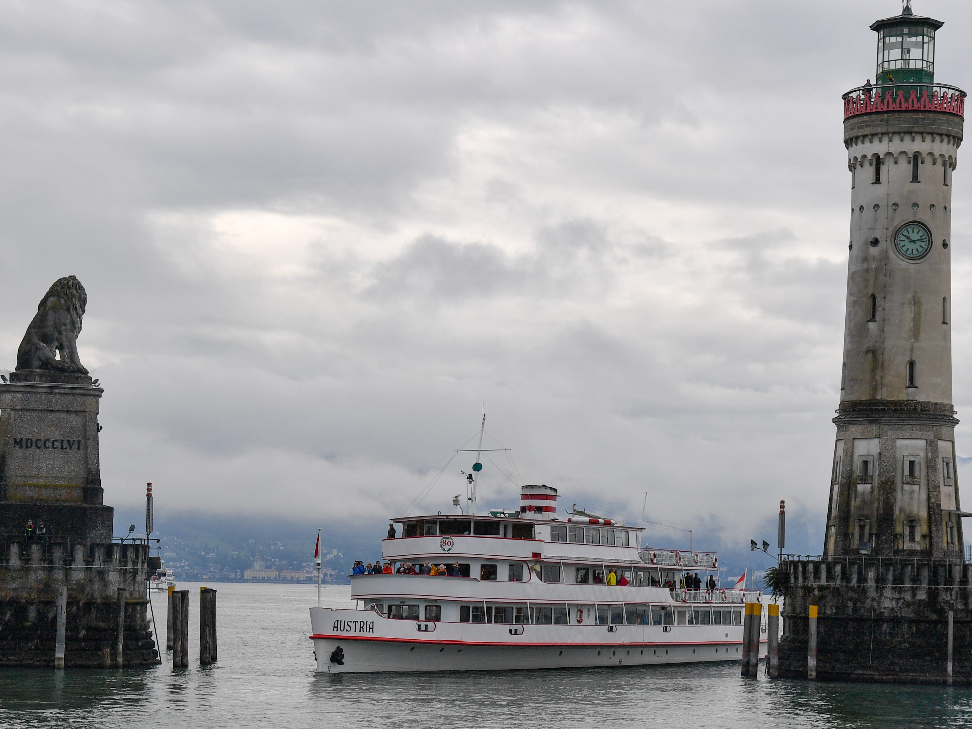 Die Lindauer Hafeneinfahrt wird dunkel. Die Lindauer Hafeneinfahrt wird dunkel.