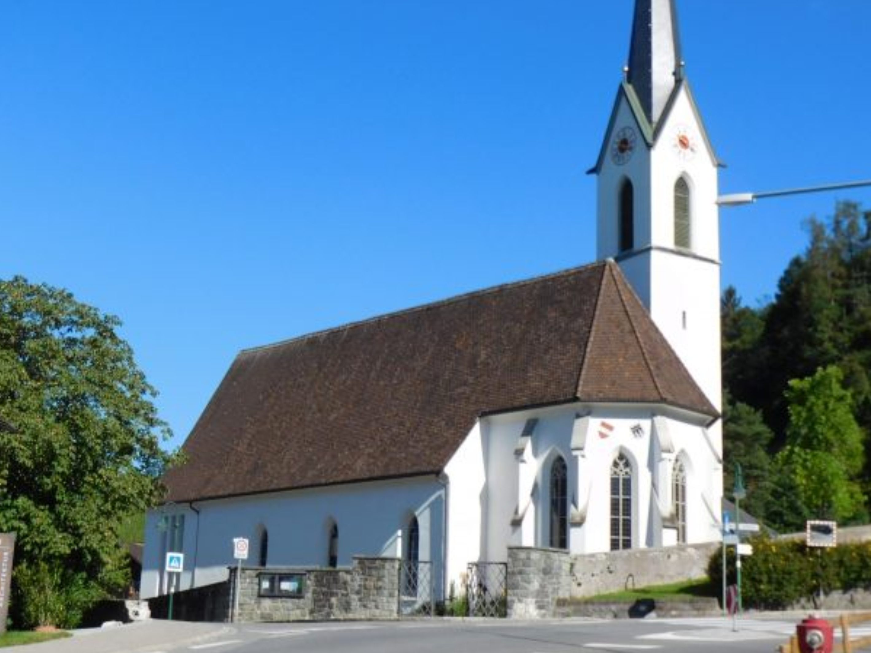 Bei der Röther Pfarrkirche soll im kommenden Jahr der Außenputz im Sockelbereich saniert werden