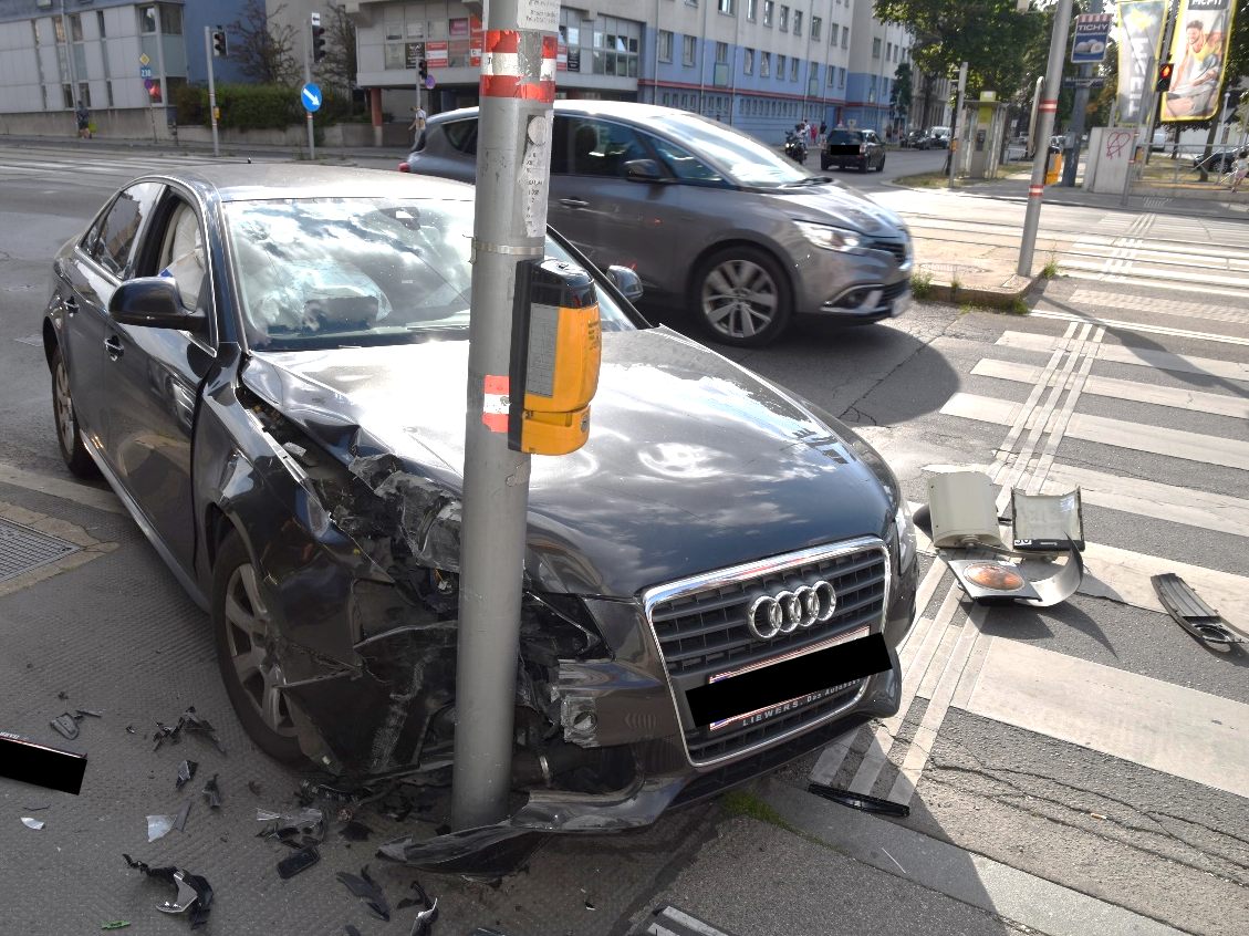In Wien-Favoriten beging ein Mann nach einem Verkehrsunfall Fahrerflucht.