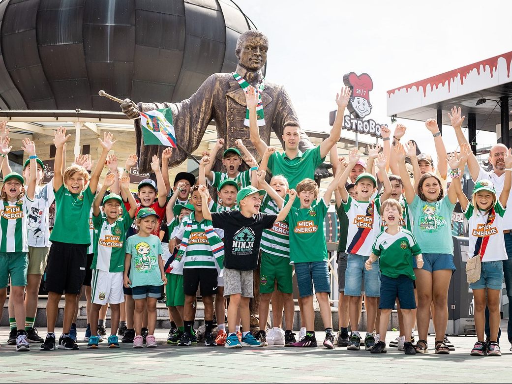 Zahlreiche Fans kamen in Grün-Weiß zum Rapid-Tag im Wiener Prater.