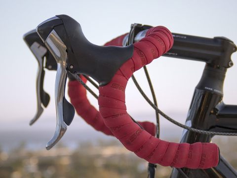 Rennradfahrer in Stockerau mehrere Meter von Lkw mitgeschleift.