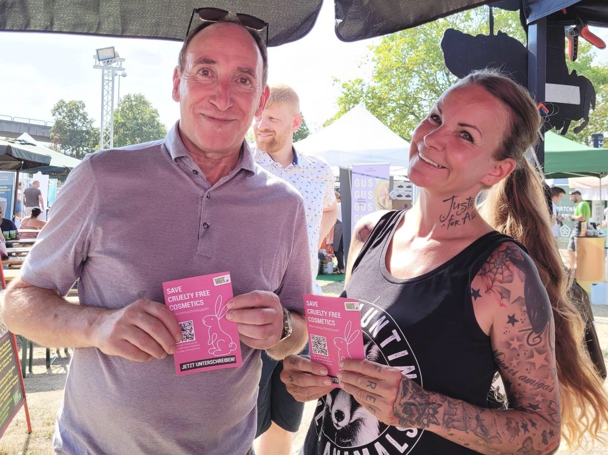 Tierschutzminister Johannes Rauch mit Aktivistin Sandy P. Peng.