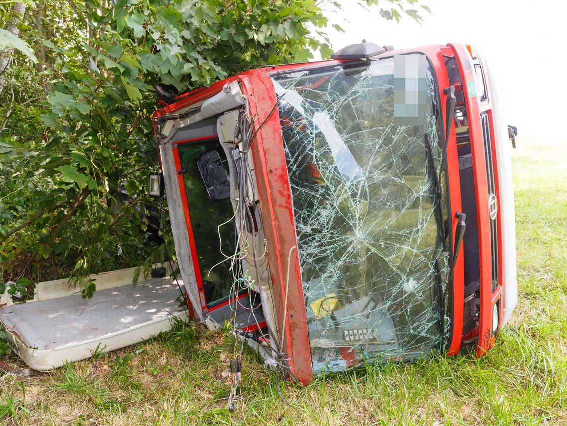 Bei dem Unfall wurden zwei Personen verletzt. Bei dem Unfall wurden zwei Personen verletzt.