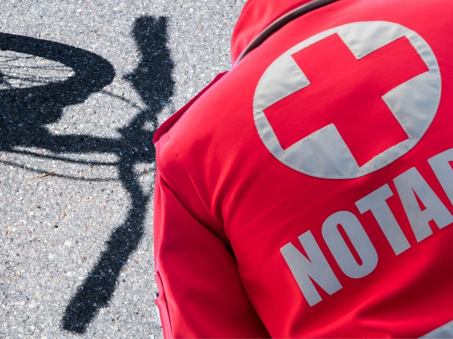 Der E-Bike-Lenker wurde schwer verletzt und musste ins Krankenhaus gebracht werden. Der E-Bike-Lenker wurde schwer verletzt und musste ins Krankenhaus gebracht werden.