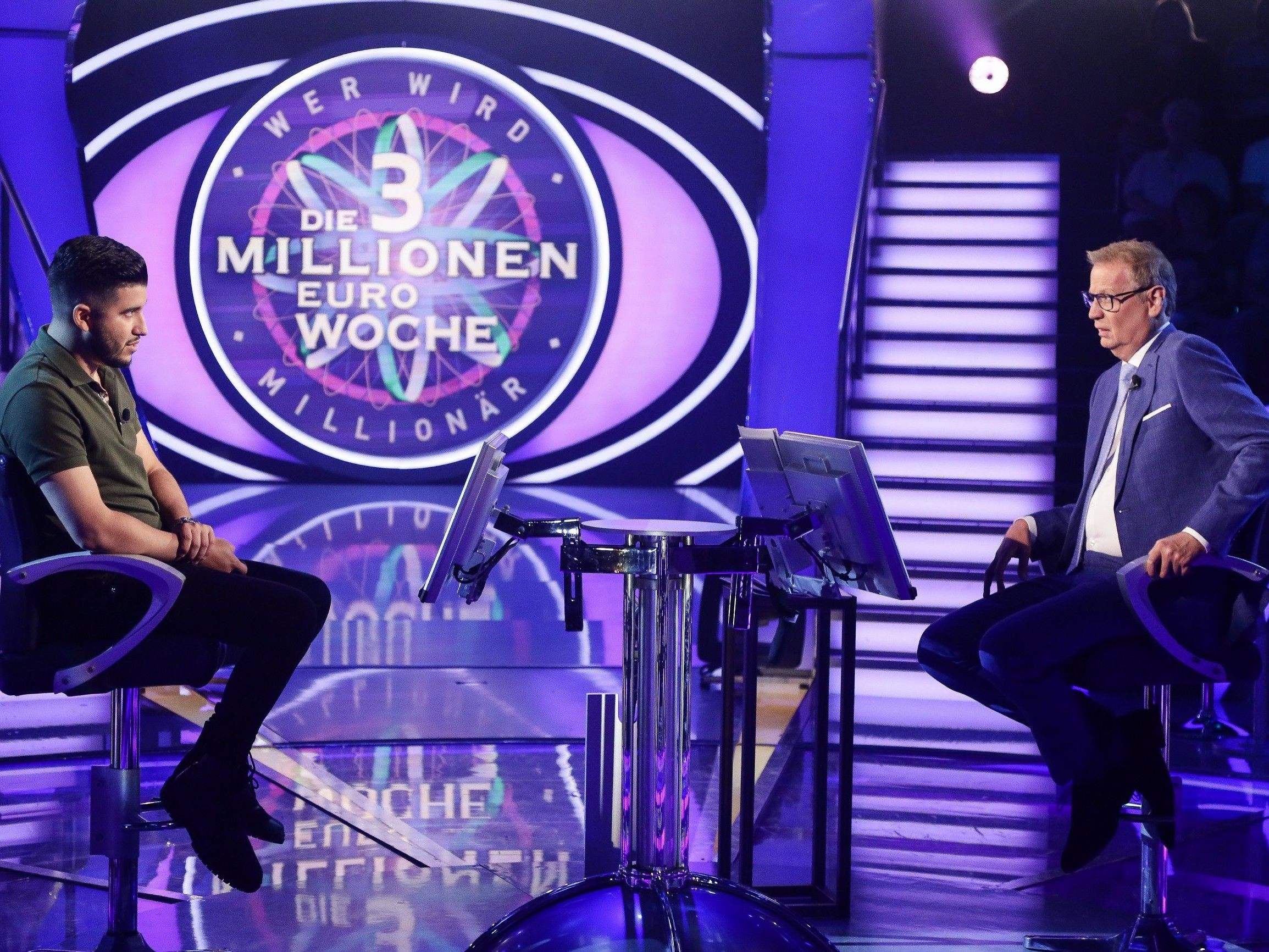 Moderator Günther Jauch mit Zekihan Büyükyilmaz. Moderator Günther Jauch mit Zekihan Büyükyilmaz.