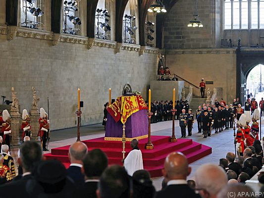 Sarg der Queen im Londoner Parlament aufgebahrt Sarg der Queen im Londoner Parlament aufgebahrt