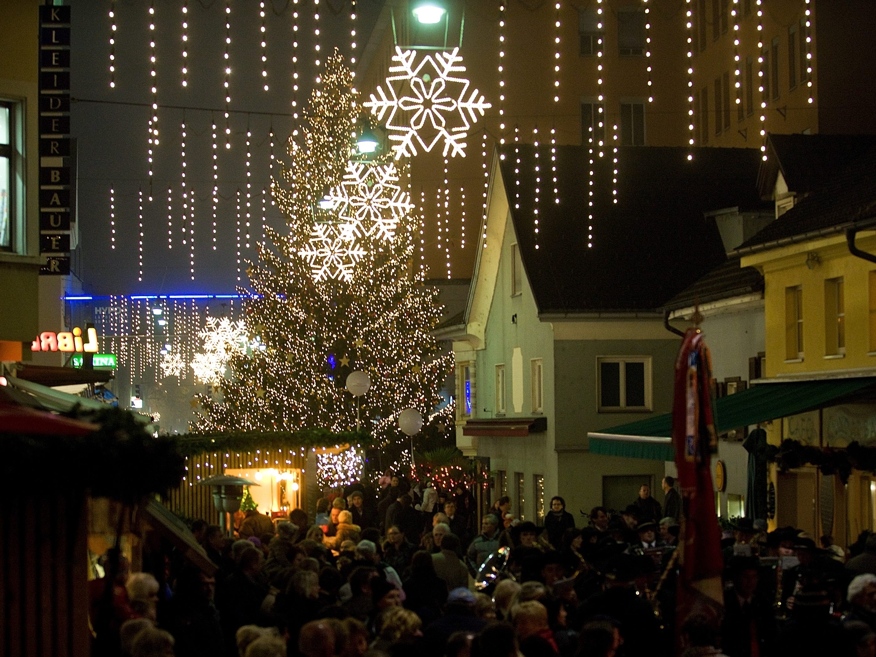 Weihnachtsbeleuchtung maximal bis 22 Uhr und nur noch bis Neujahr. Weihnachtsbeleuchtung maximal bis 22 Uhr und nur noch bis Neujahr.