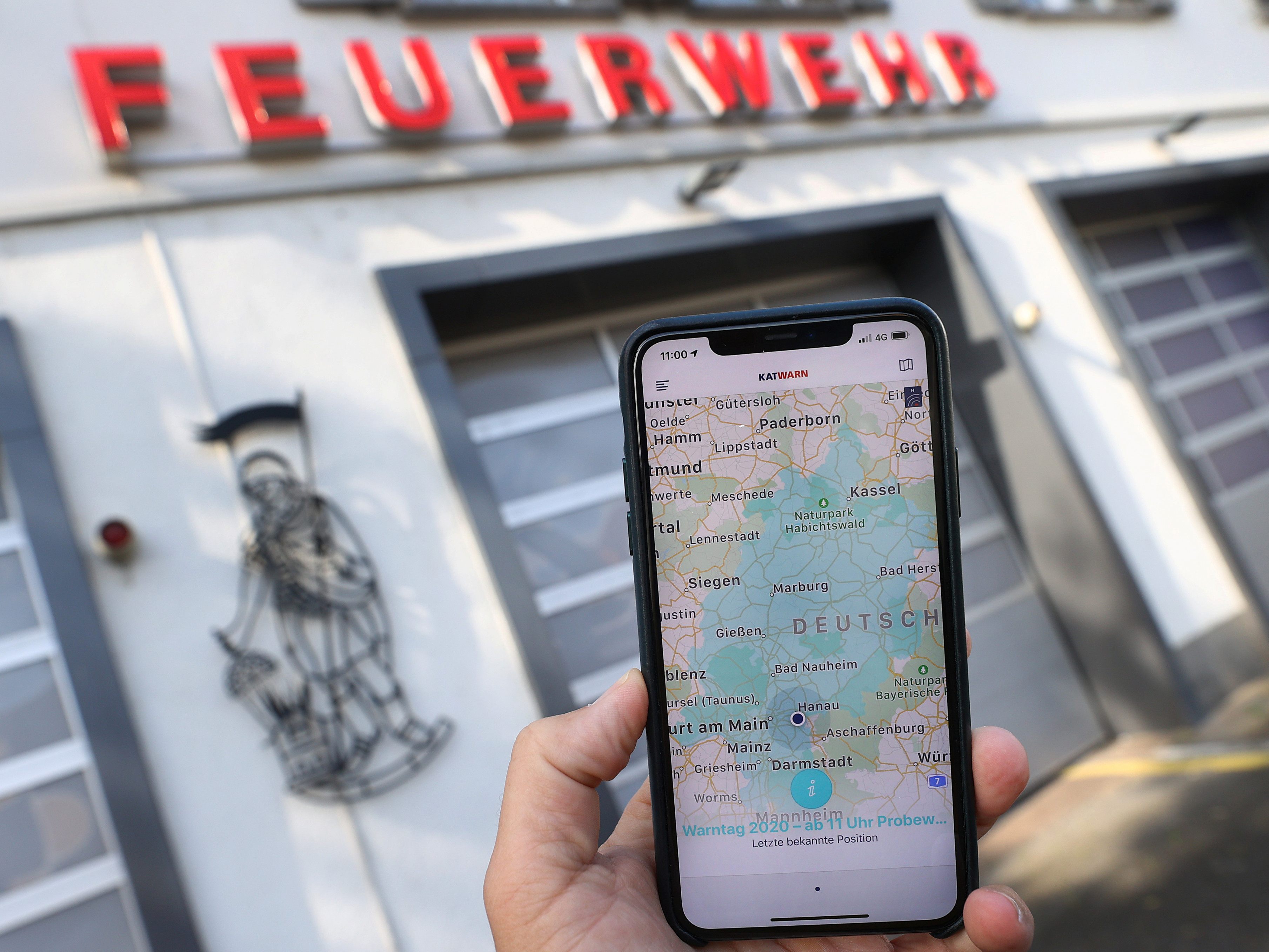 Neben der App "Katwarn" soll es ab 2023 auch einen Katastrophen-Alarm aufs Smartphone geben. Neben der App "Katwarn" soll es ab 2023 auch einen Katastrophen-Alarm aufs Smartphone geben.