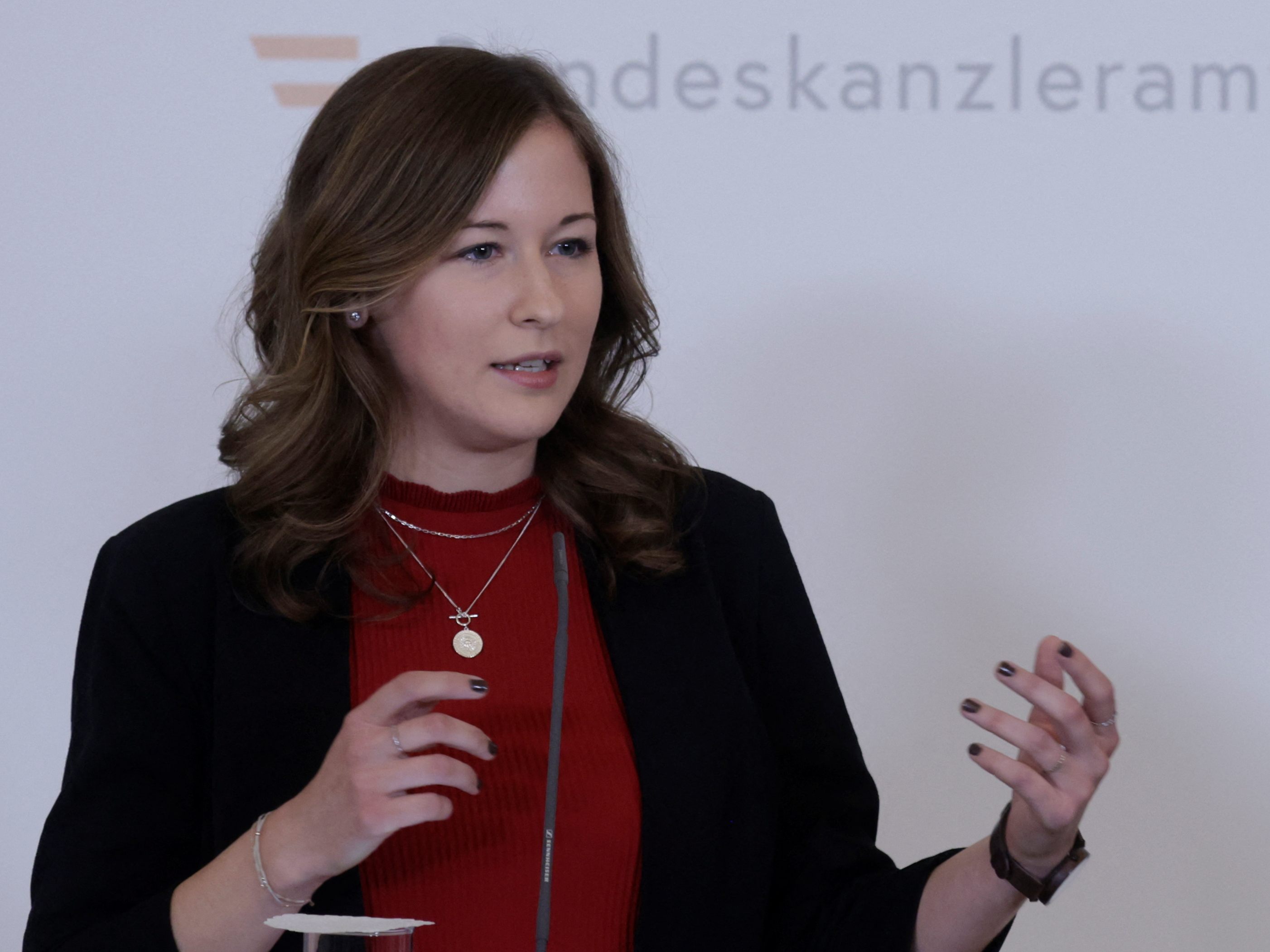 Ein Interview mit Jugendstaatssekretärin Claudia Plakolm (ÖVP) enfachte eine Diskussion über Pensionen und Generationengerechtigkeit. Ein Interview mit Jugendstaatssekretärin Claudia Plakolm (ÖVP) enfachte eine Diskussion über Pensionen und Generationengerechtigkeit.