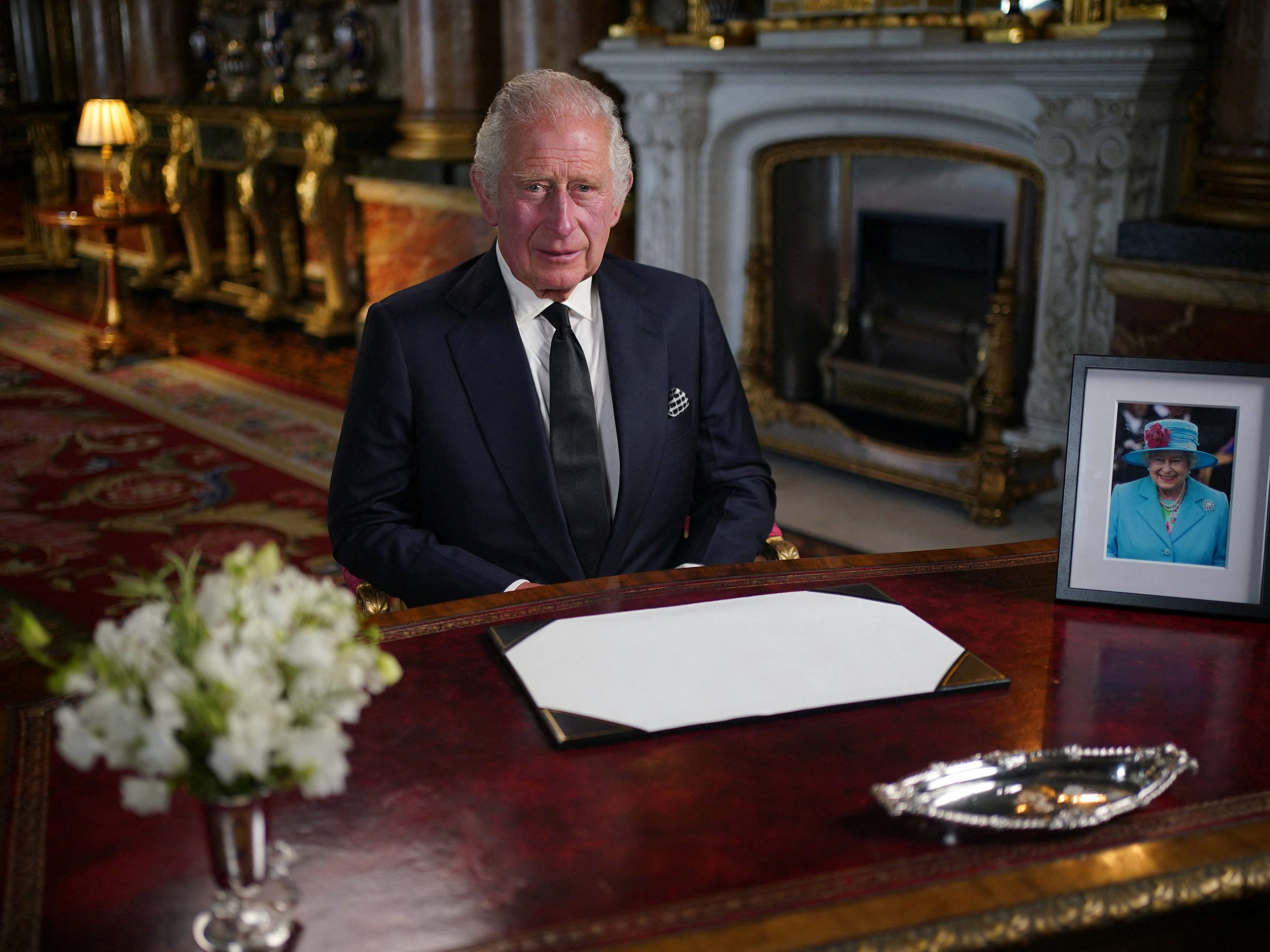 Charles III. in seiner ersten Rede an die Nation als neuer Monarch. Charles III. in seiner ersten Rede an die Nation als neuer Monarch.