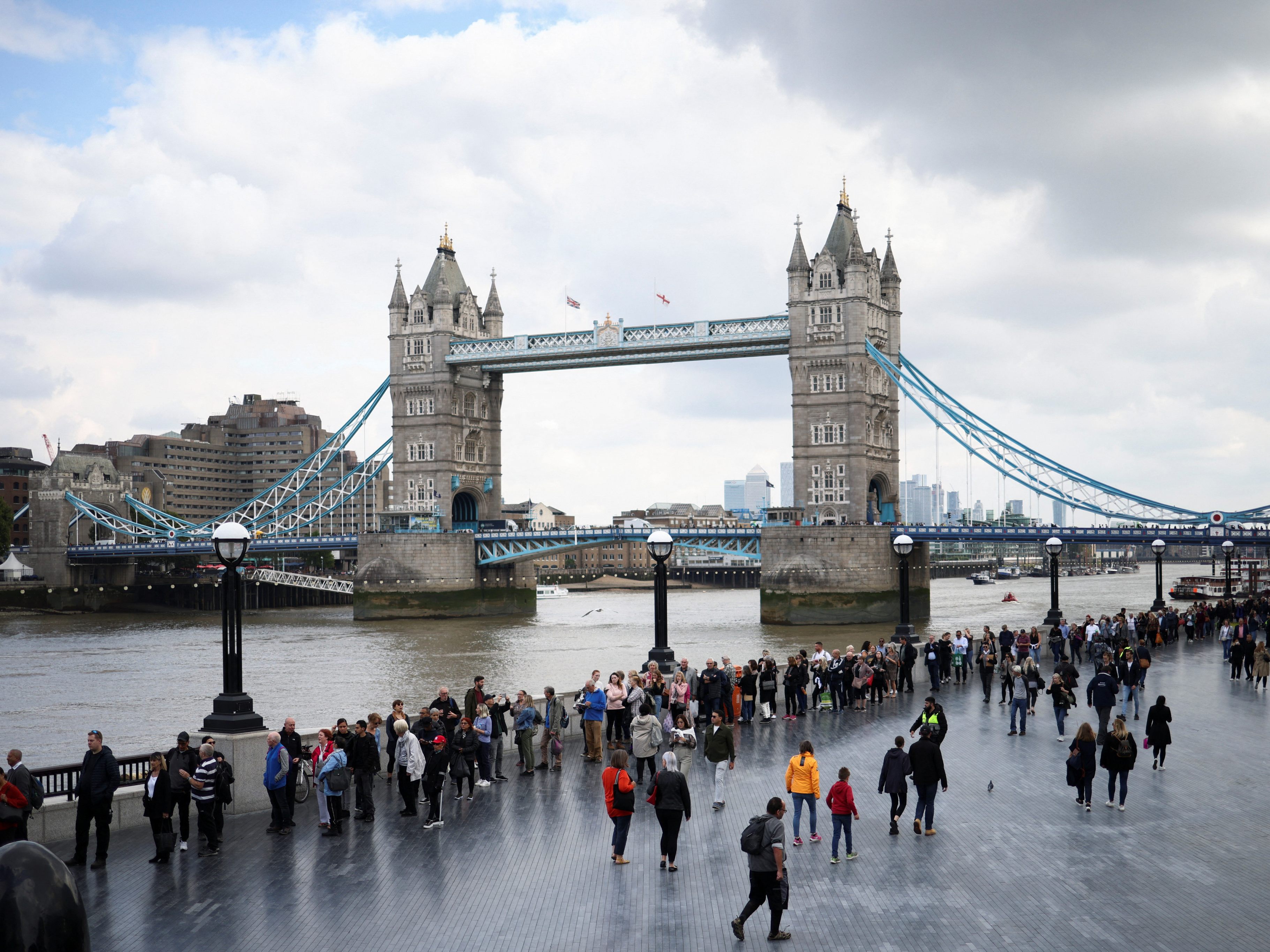 Bis zur Tower Bridge stehen die Menschen an, um von der Queen Abschied zu nehmen. Bis zur Tower Bridge stehen die Menschen an, um von der Queen Abschied zu nehmen.