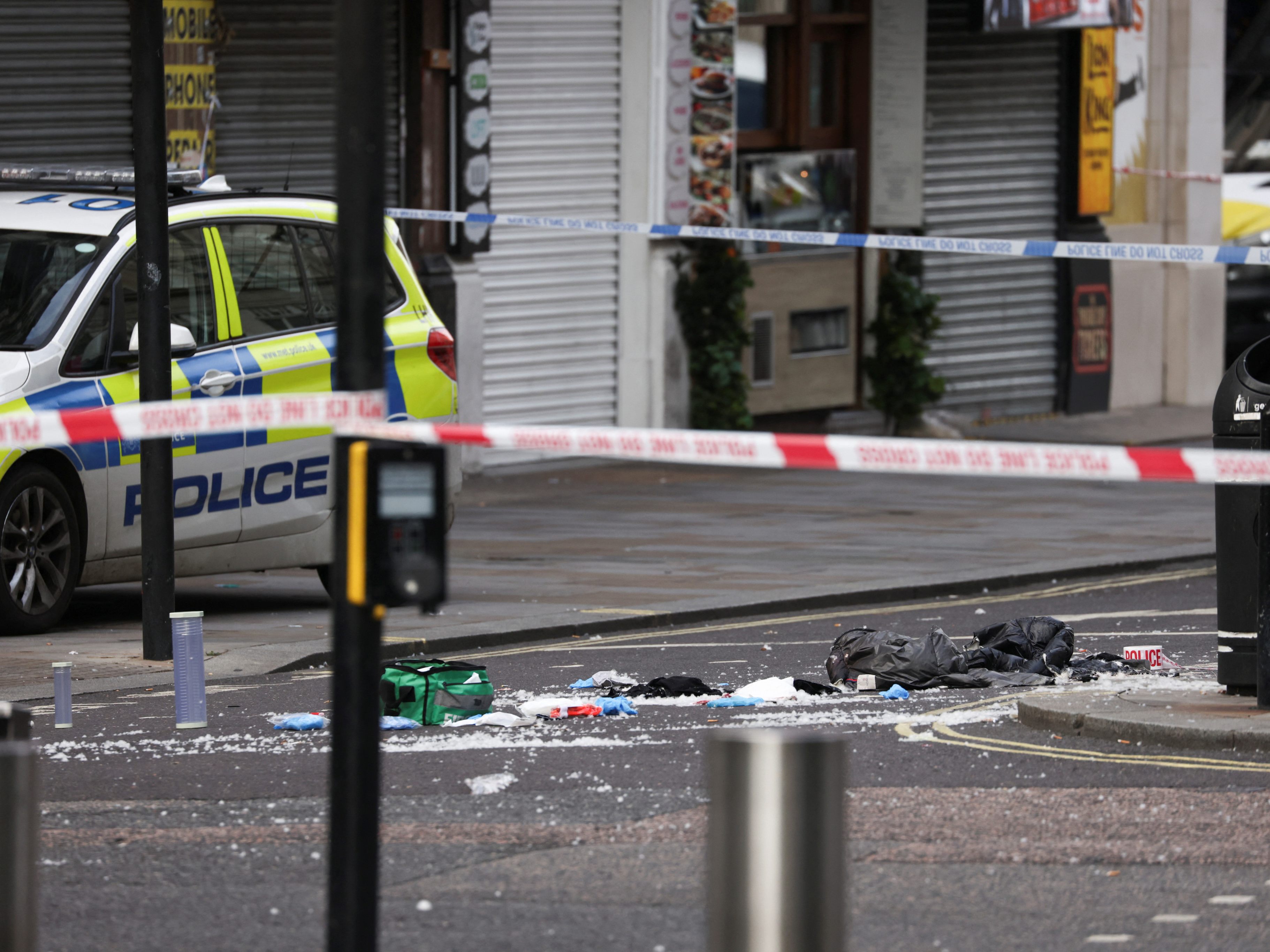 Zwei Polizisten in London mit Stichen verletzt.