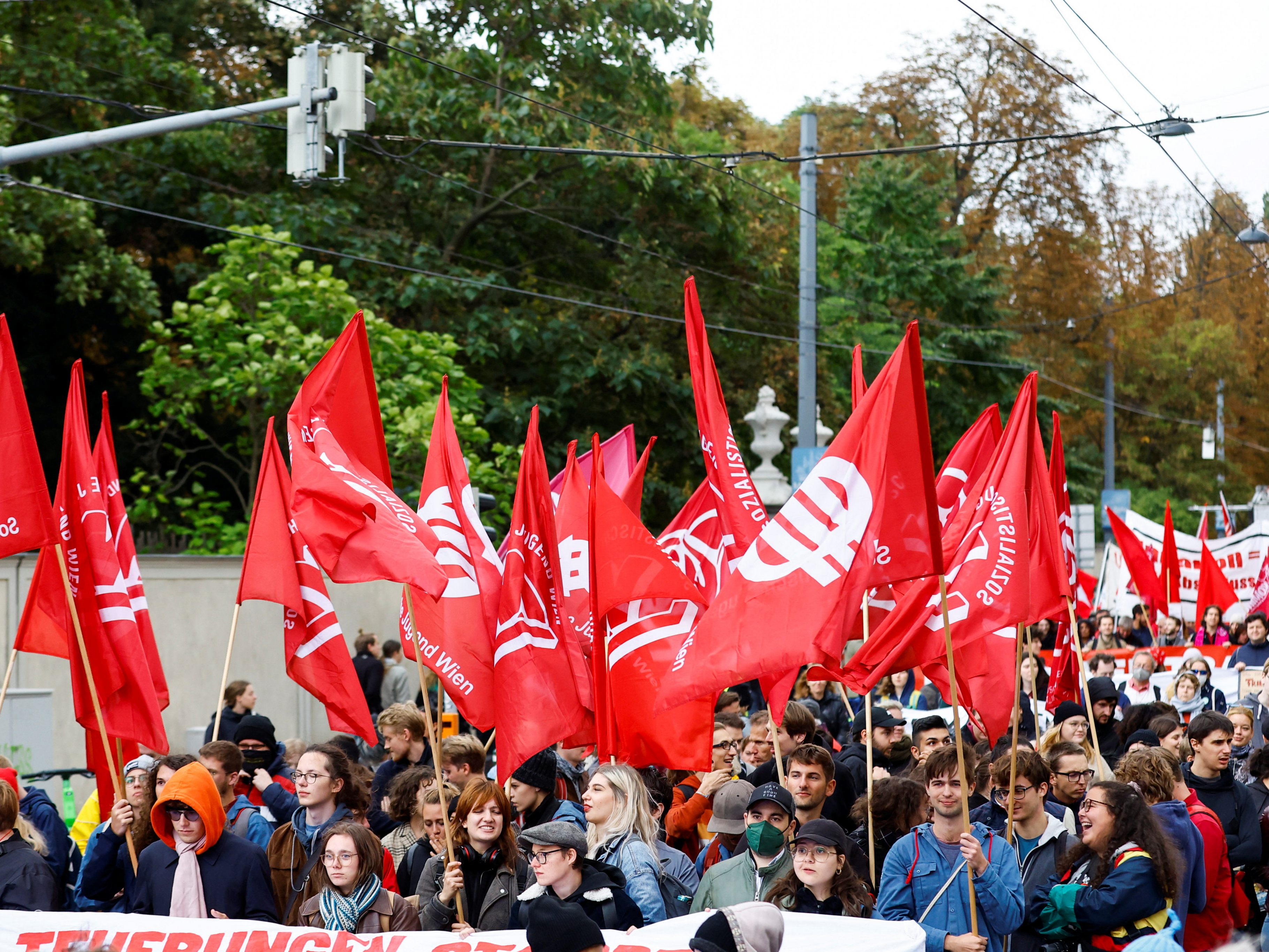 ÖGB will 32.000 mobilisiert haben. Ort der größten Demo war Wien.