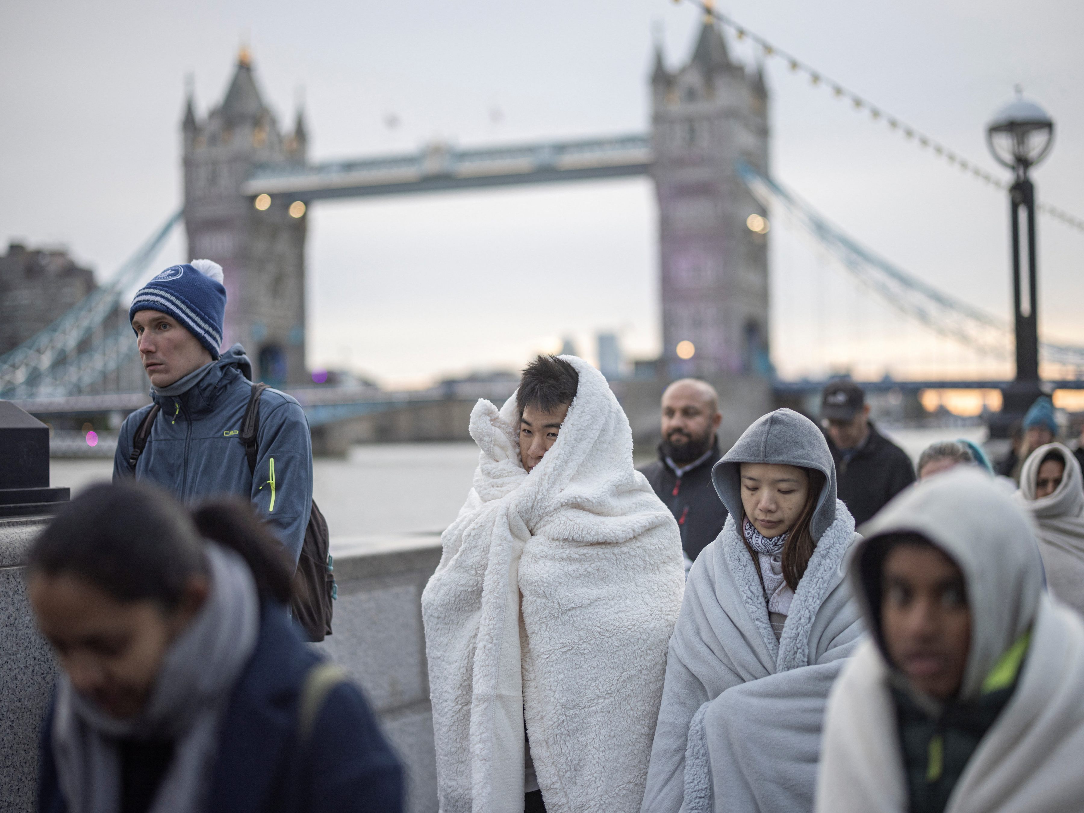 Bei Wind und Wetter hielten auch am Sonntag noch viele in der Warteschlange zum Sarg von Queen Elizabeth II. aus. Bei Wind und Wetter hielten auch am Sonntag noch viele in der Warteschlange zum Sarg von Queen Elizabeth II. aus.