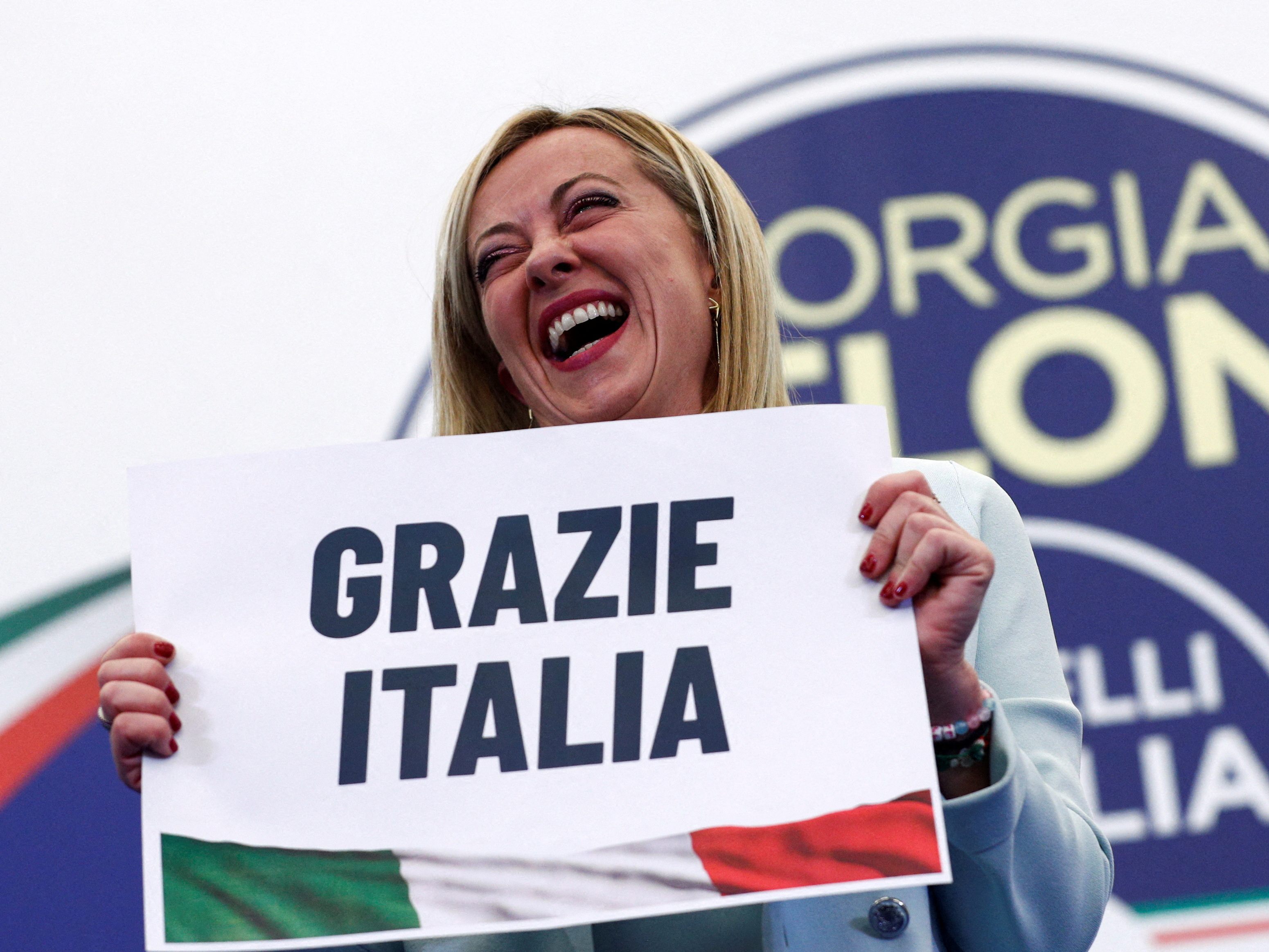 Die Mitte-Rechts-Allianz um Giorgia Meloni gewinnt laut Hochrechnungen in Italien die Parlamentswahlen. Die Mitte-Rechts-Allianz um Giorgia Meloni gewinnt laut Hochrechnungen in Italien die Parlamentswahlen.