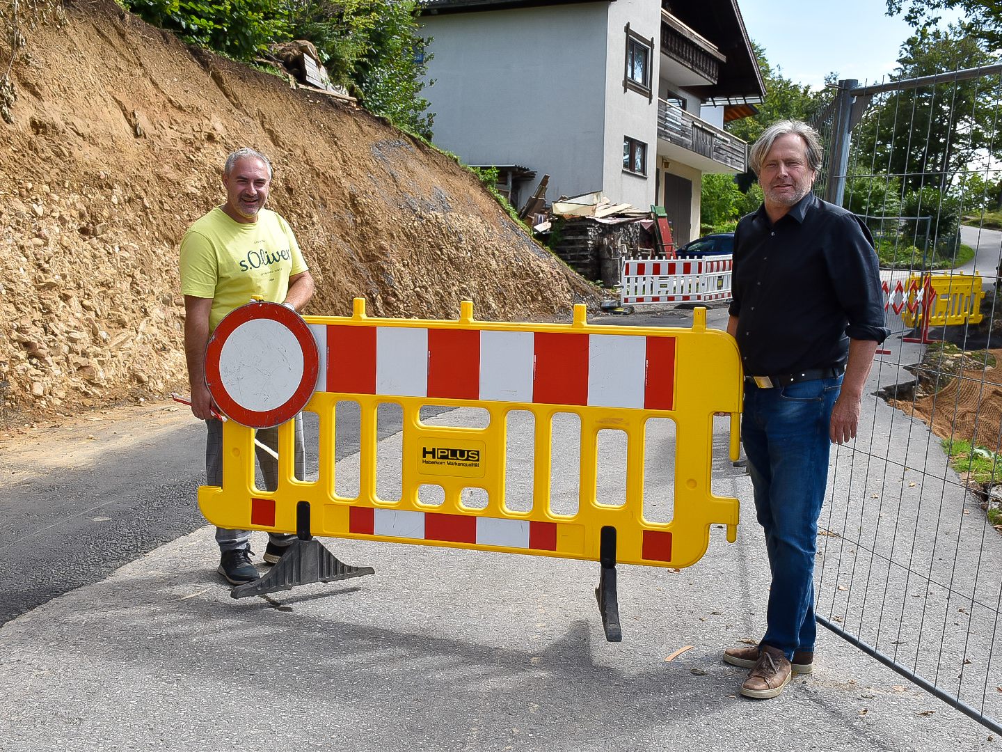 Bürgermeister Frank Matt (im Bild rechts) und Gerold Apollonio konnten die Straße nach der raschen Instandsetzung wieder für den Verkehr freigeben. Aufgrund des abgebrochenen Straßenstückes musste die Fahrbahn ein Stück Richtung Hang verschoben und dafür ein Teil des oberen Felshanges abgetragen werden. Bürgermeister Frank Matt (im Bild rechts) und Gerold Apollonio konnten die Straße nach der raschen Instandsetzung wieder für den Verkehr freigeben. Aufgrund des abgebrochenen Straßenstückes musste die Fahrbahn ein Stück Richtung Hang verschoben und dafür ein Teil des oberen Felshanges abgetragen werden.