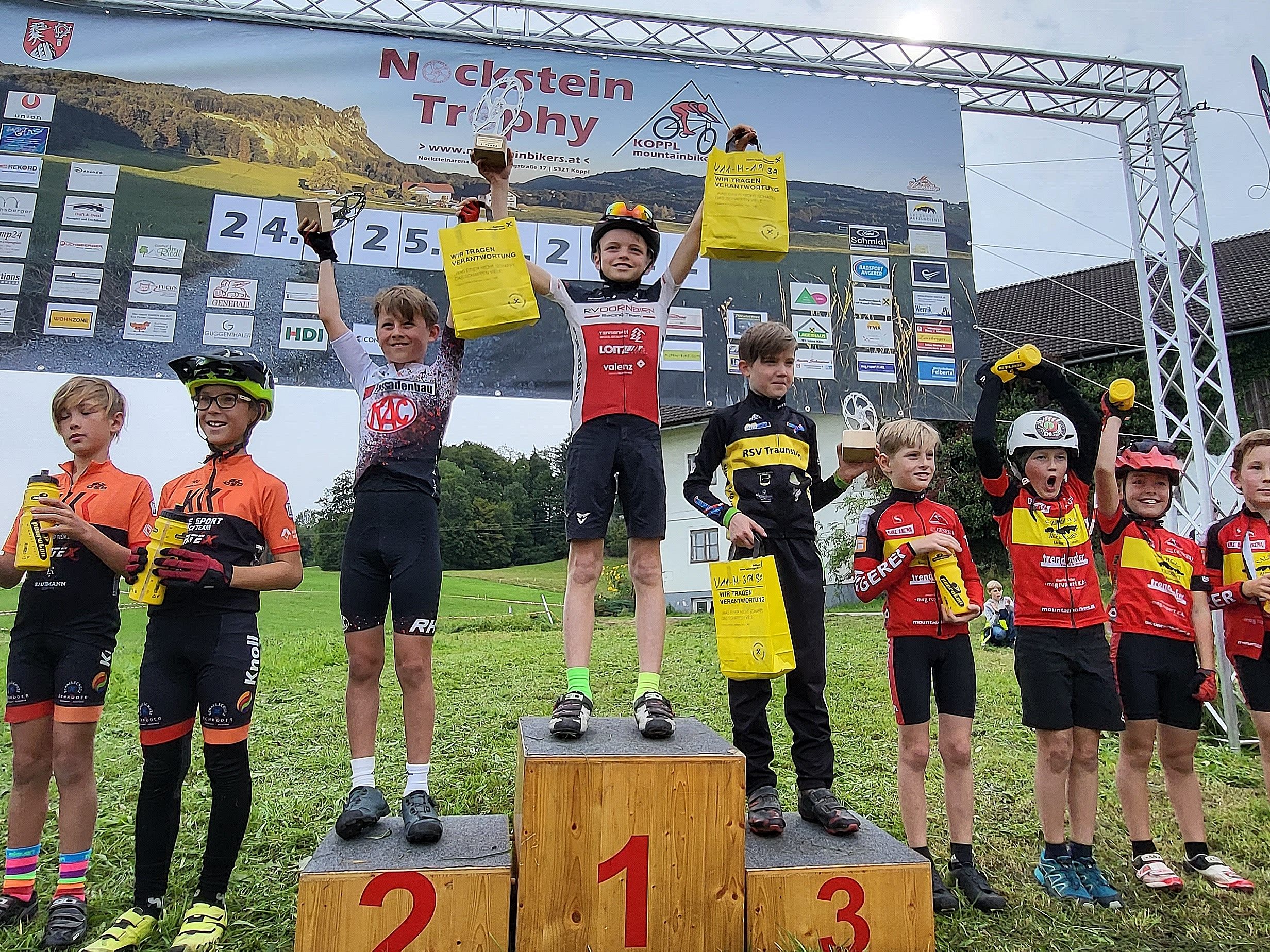 Bei der Siegerehrung strahlten die erfolgreichen Nachwuchs-Mountainbikerinnen und -biker.