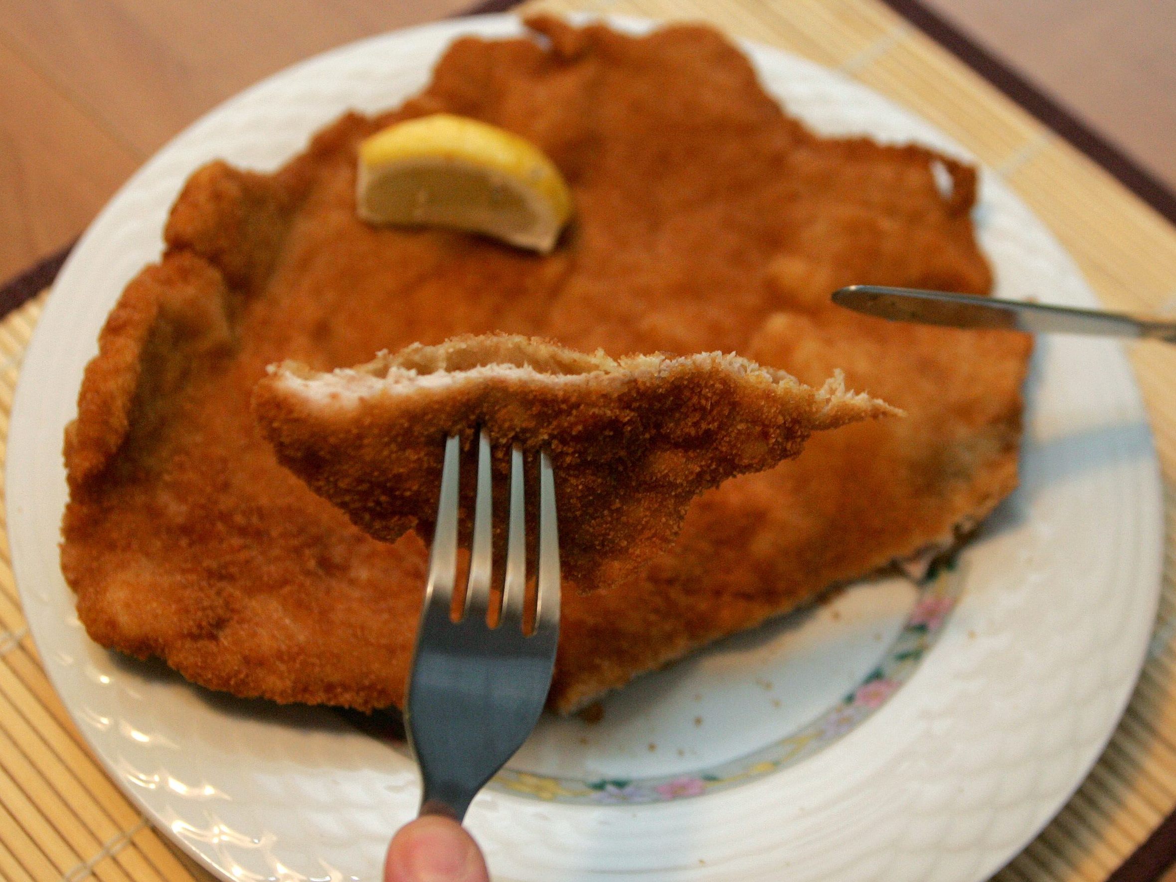 Neuen von 13 Wiener Lokalen im Schnitzel-Check sind wenig transparent bei der Kennzeichnung der Herkunft der tierischen Zutaten für ihr Wiener Schnitzel. Neuen von 13 Wiener Lokalen im Schnitzel-Check sind wenig transparent bei der Kennzeichnung der Herkunft der tierischen Zutaten für ihr Wiener Schnitzel.