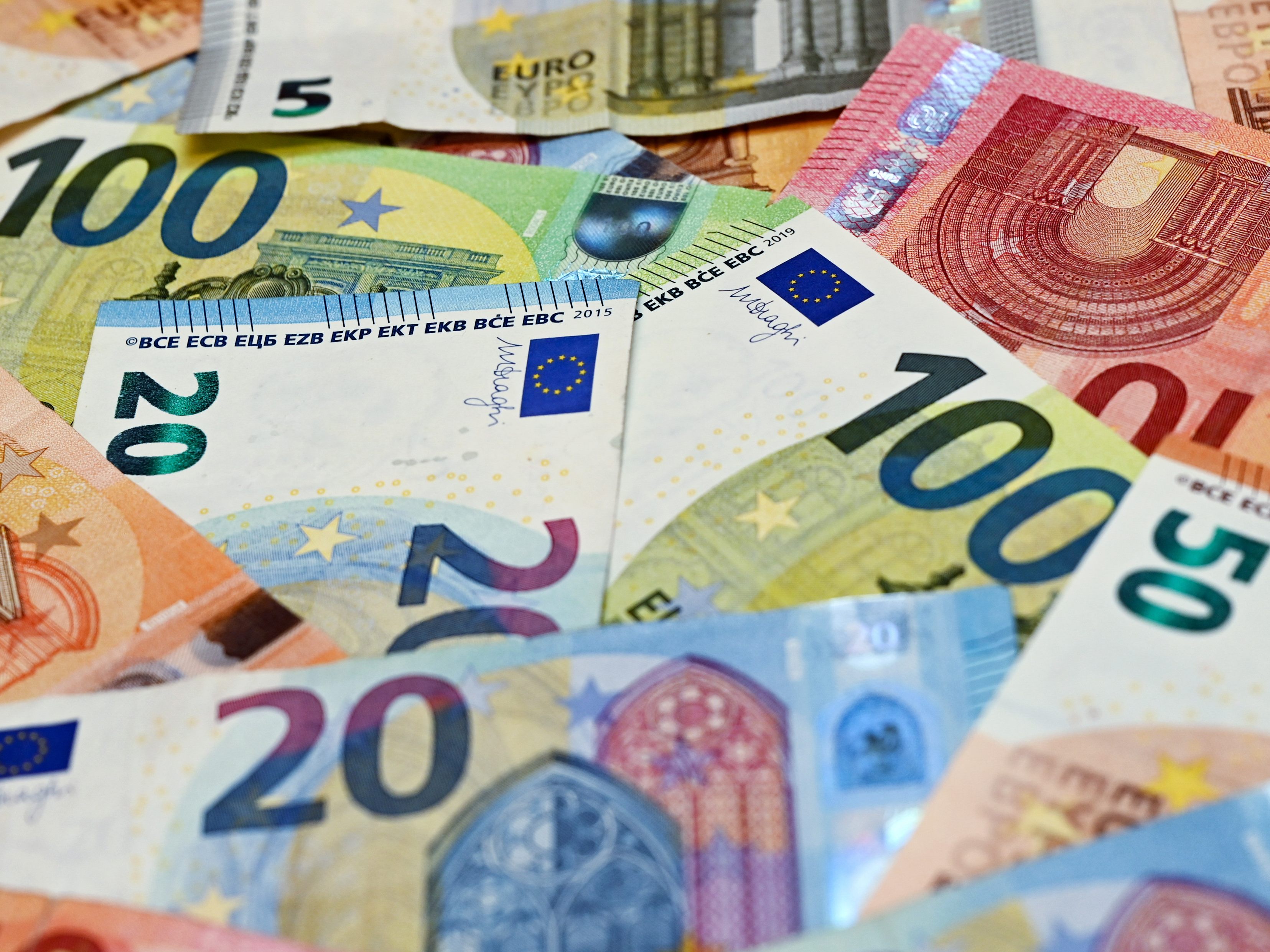 Die öffentliche Hand warb im 2. Quartal 2022 um rund 47,8 Mio. Euro. Die öffentliche Hand warb im 2. Quartal 2022 um rund 47,8 Mio. Euro.
