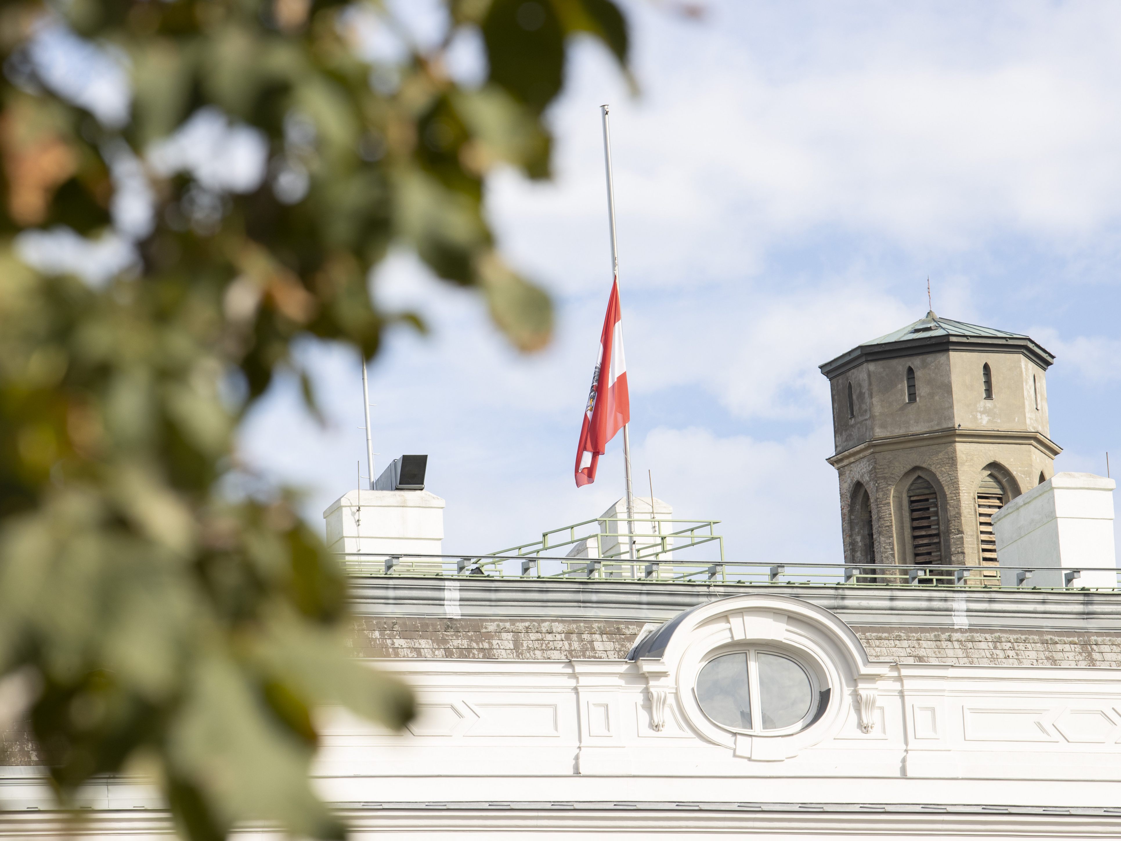 Queen - SPÖ-Gemeindevertreter über Trauerbeflaggung in NÖ verärgert. Queen - SPÖ-Gemeindevertreter über Trauerbeflaggung in NÖ verärgert.