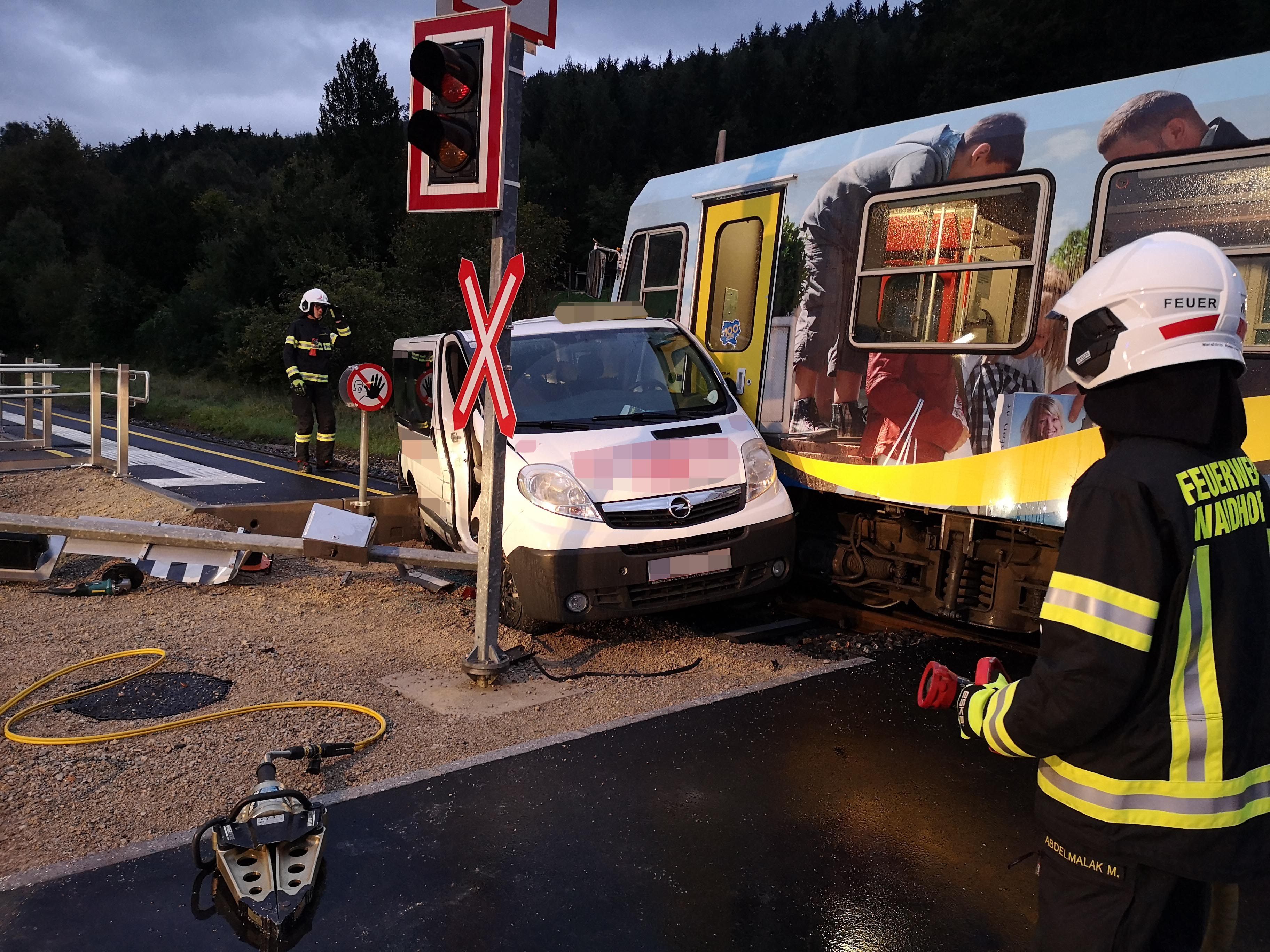 Die Feuerwehr schnitt den Mast um, damit der Lenker das Fahrzeug verlassen konnte. Die Feuerwehr schnitt den Mast um, damit der Lenker das Fahrzeug verlassen konnte.