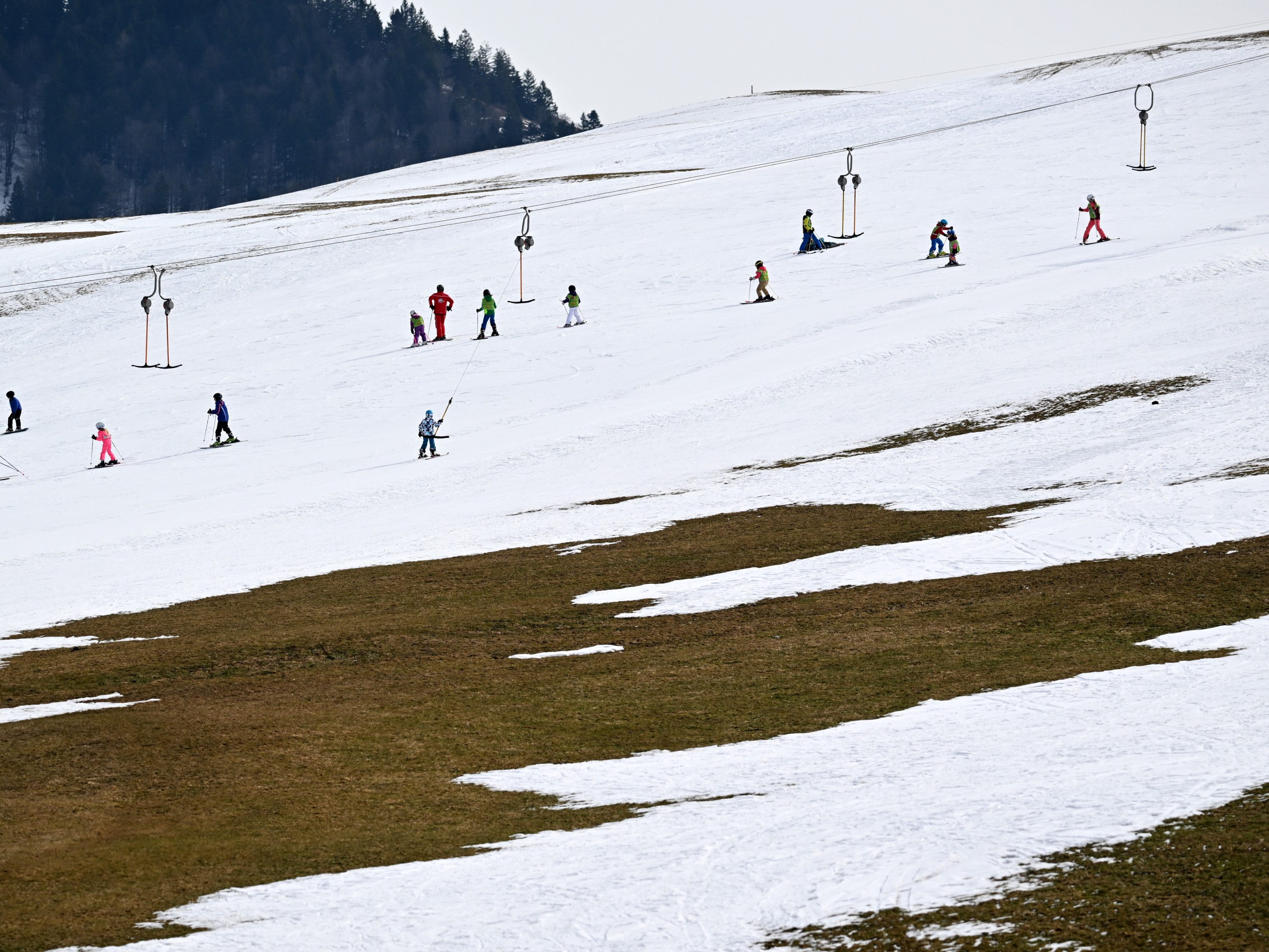 Dem Skifahren in Österreich schmilzt langsam die Daseinsberechtigung weg. Dem Skifahren in Österreich schmilzt langsam die Daseinsberechtigung weg.