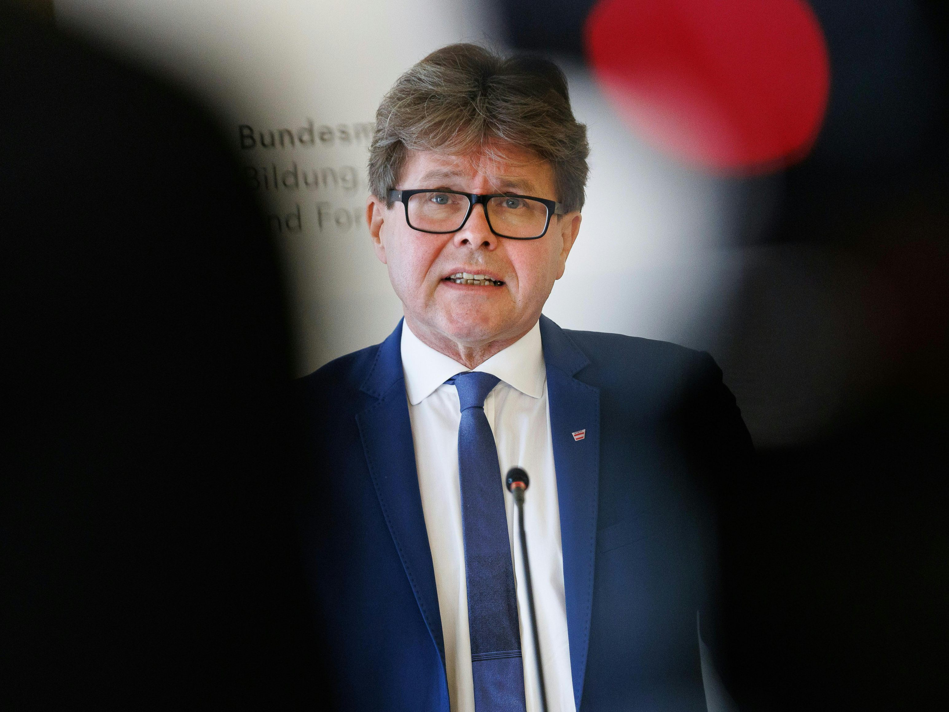 Bildungsminister martin Polaschek (ÖVP) lässt die Verkürzung des Bachelorstudiums für die Lehrerausbildung prüfen. Bildungsminister martin Polaschek (ÖVP) lässt die Verkürzung des Bachelorstudiums für die Lehrerausbildung prüfen.