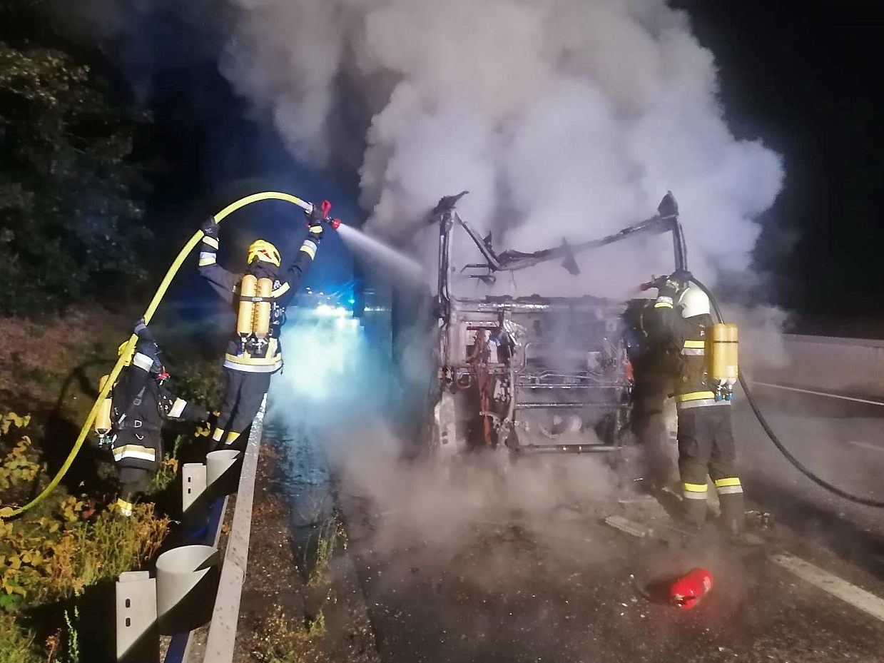 Vier Feuerwehren standen bei den Löscharbeiten auf der Wiener A21 im Einsatz. Vier Feuerwehren standen bei den Löscharbeiten auf der Wiener A21 im Einsatz.