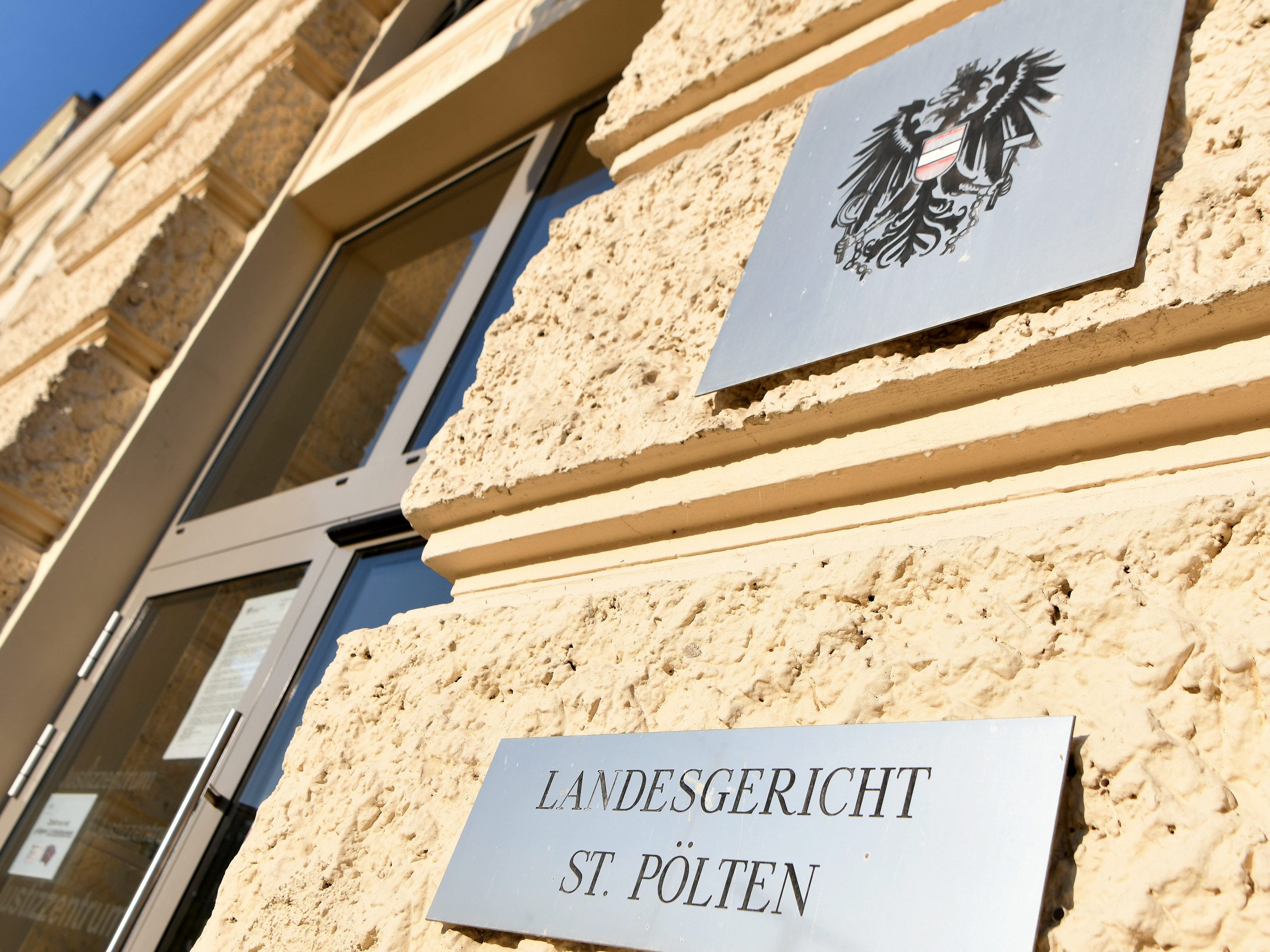 Insgesamt 15 Personen müssen sich wegen vorgetäuschter Corona-Impfungen vor dem Landesgericht St. Pölten verantworten.