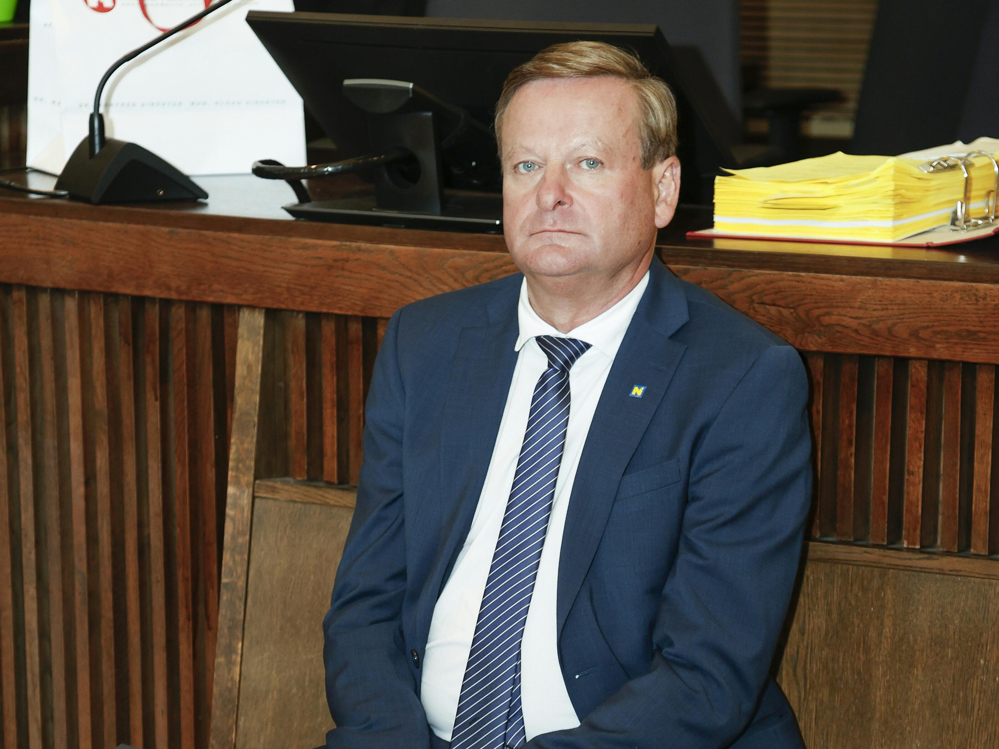 Im Prozess in St. Pölten gegen FPÖ-Landesrat Gottfried Waldhäusl und eine ehemalige Landesmitarbeiterin wegen Amtsmissbrauchs, wurden beide Angeklagte freigesprochen. Im Prozess in St. Pölten gegen FPÖ-Landesrat Gottfried Waldhäusl und eine ehemalige Landesmitarbeiterin wegen Amtsmissbrauchs, wurden beide Angeklagte freigesprochen.