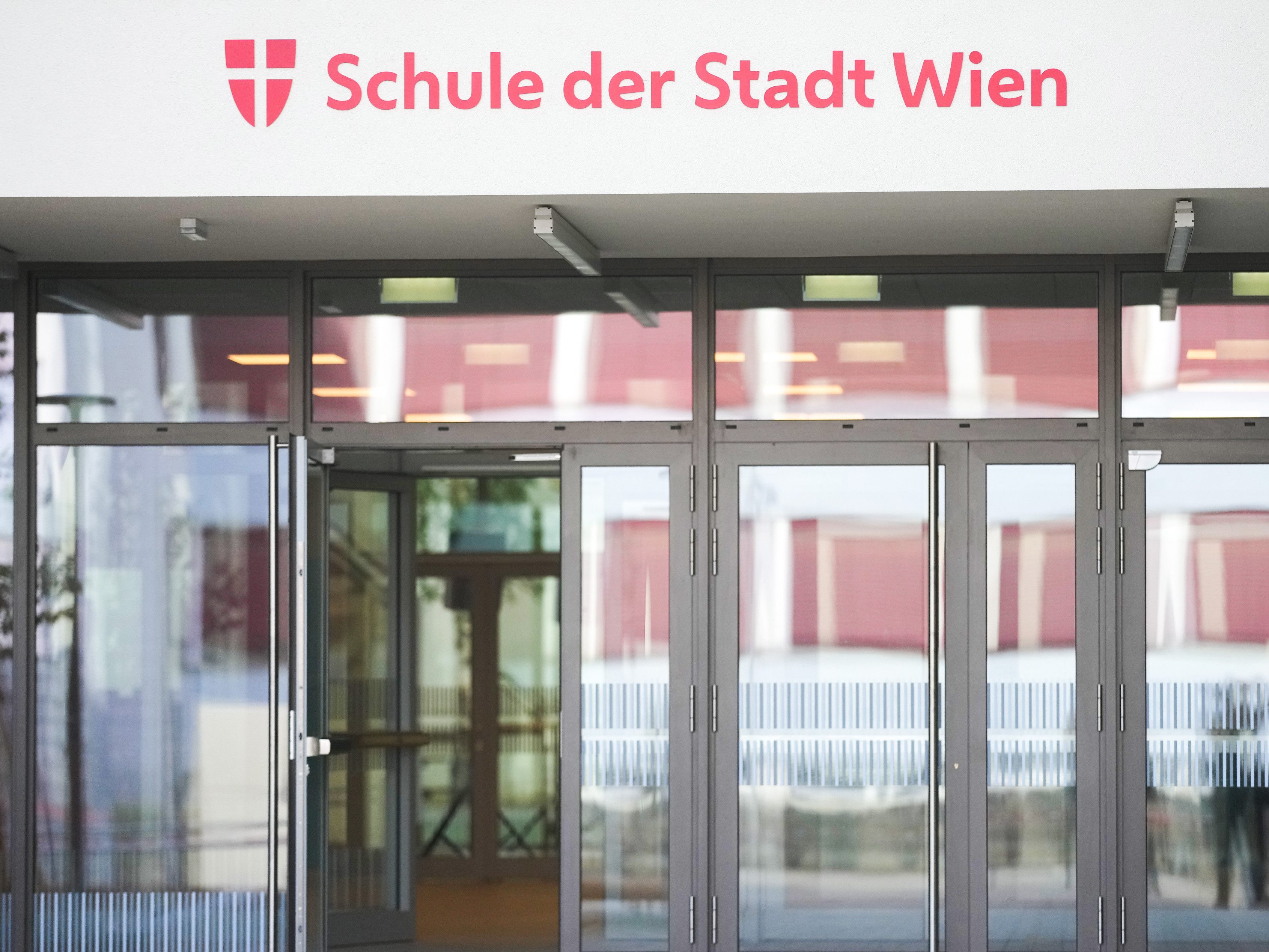 Erste Schulen starten mit Pilotprojekt Wirtschaftsbildung. Erste Schulen starten mit Pilotprojekt Wirtschaftsbildung.