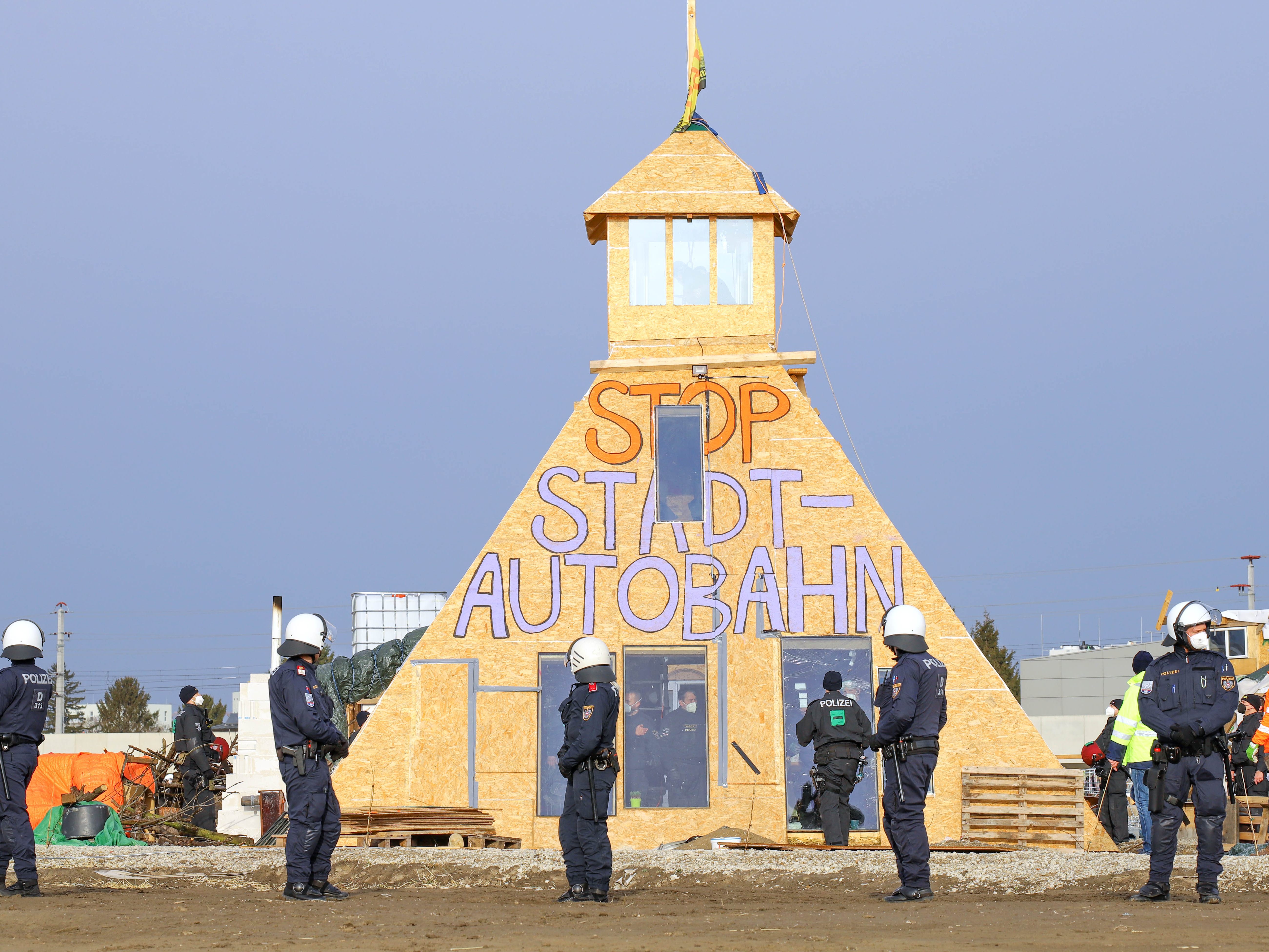 Das Lobau-Protestcamp in Wien-Donaustadt zieht um.