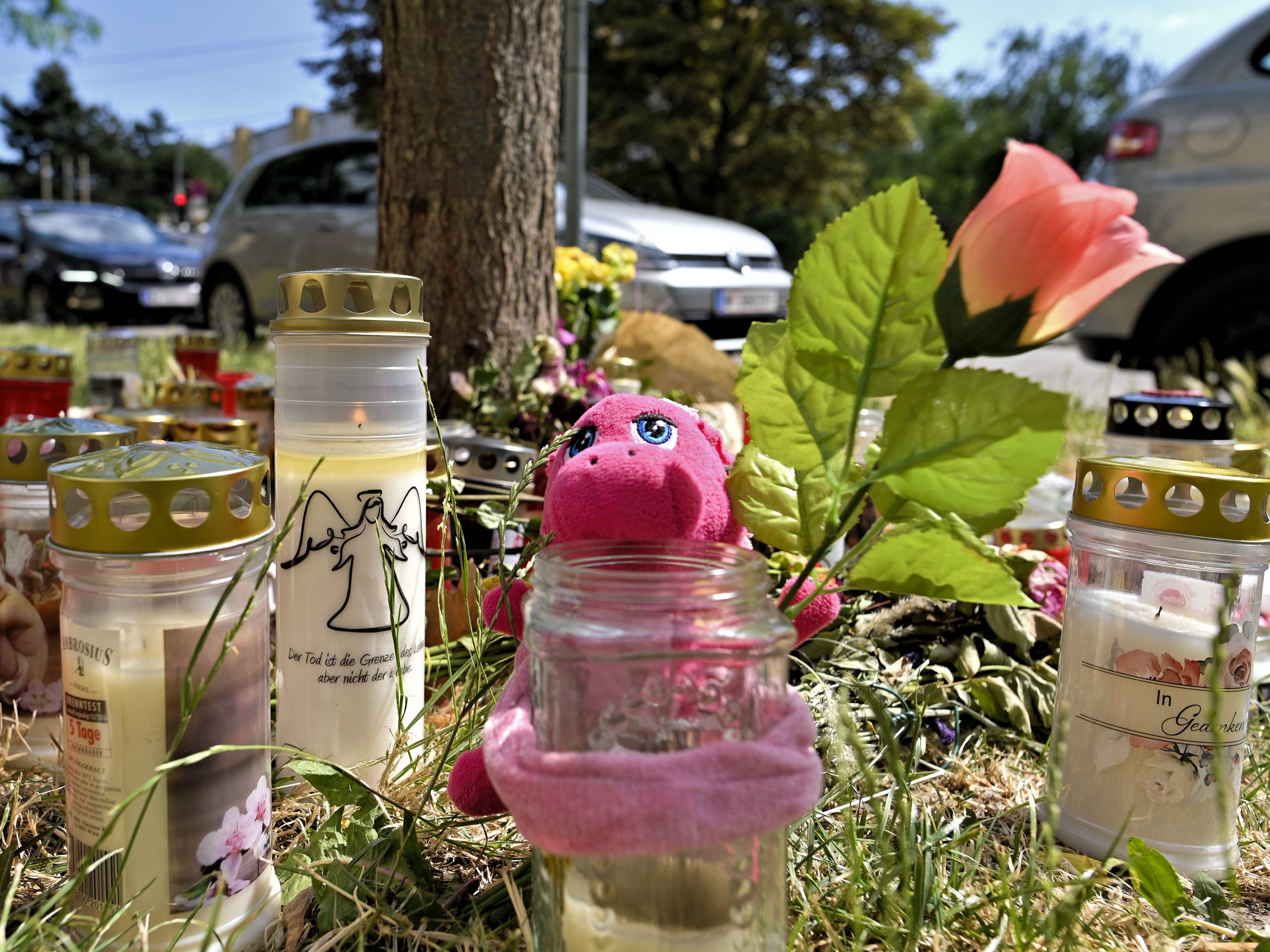 An jenem Grünstreifen, an dem die Leiche der 13-Jährigen gefunden worden war, wurden Kerzen, Blumen und Kuscheltiere abgelegt.