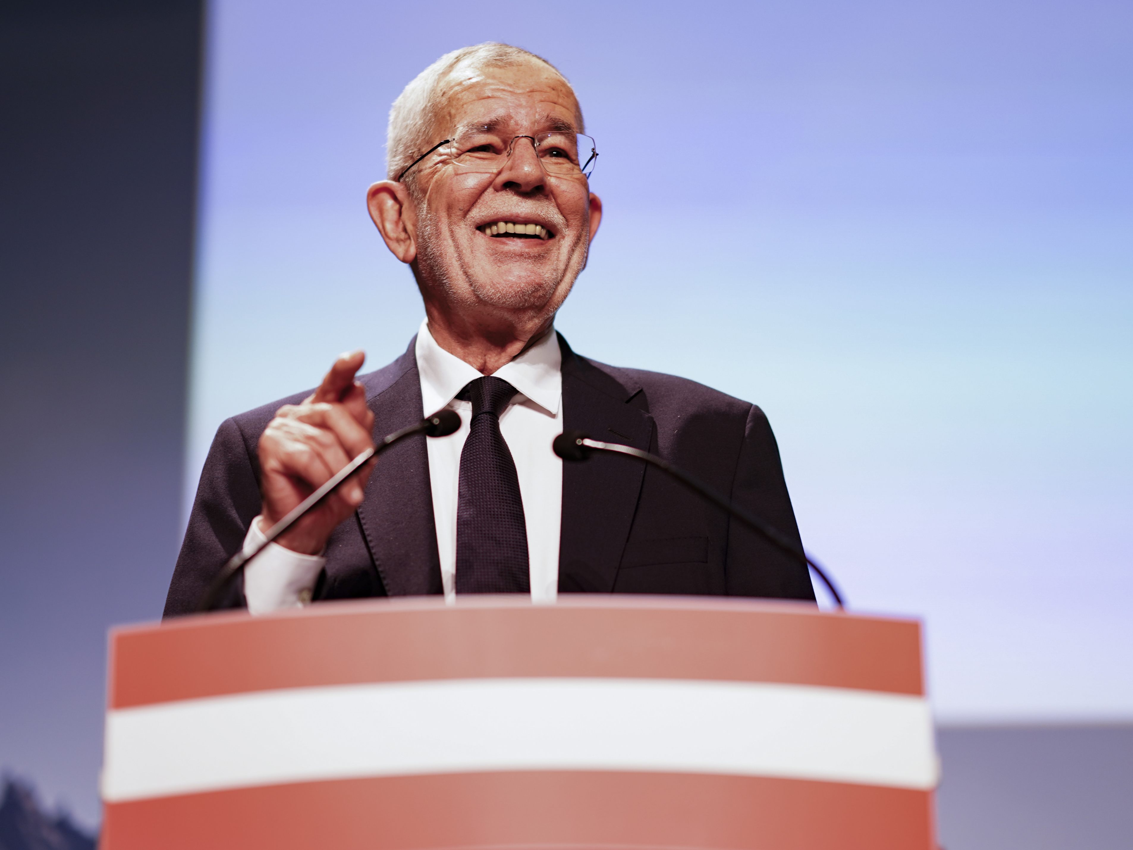 Am Freitag startete nun auch der amtierende Bundespräsident Alexander Van der Bellen in den Wahlkampf zur Bundespräsidentenwahl 2022. Am Freitag startete nun auch der amtierende Bundespräsident Alexander Van der Bellen in den Wahlkampf zur Bundespräsidentenwahl 2022.