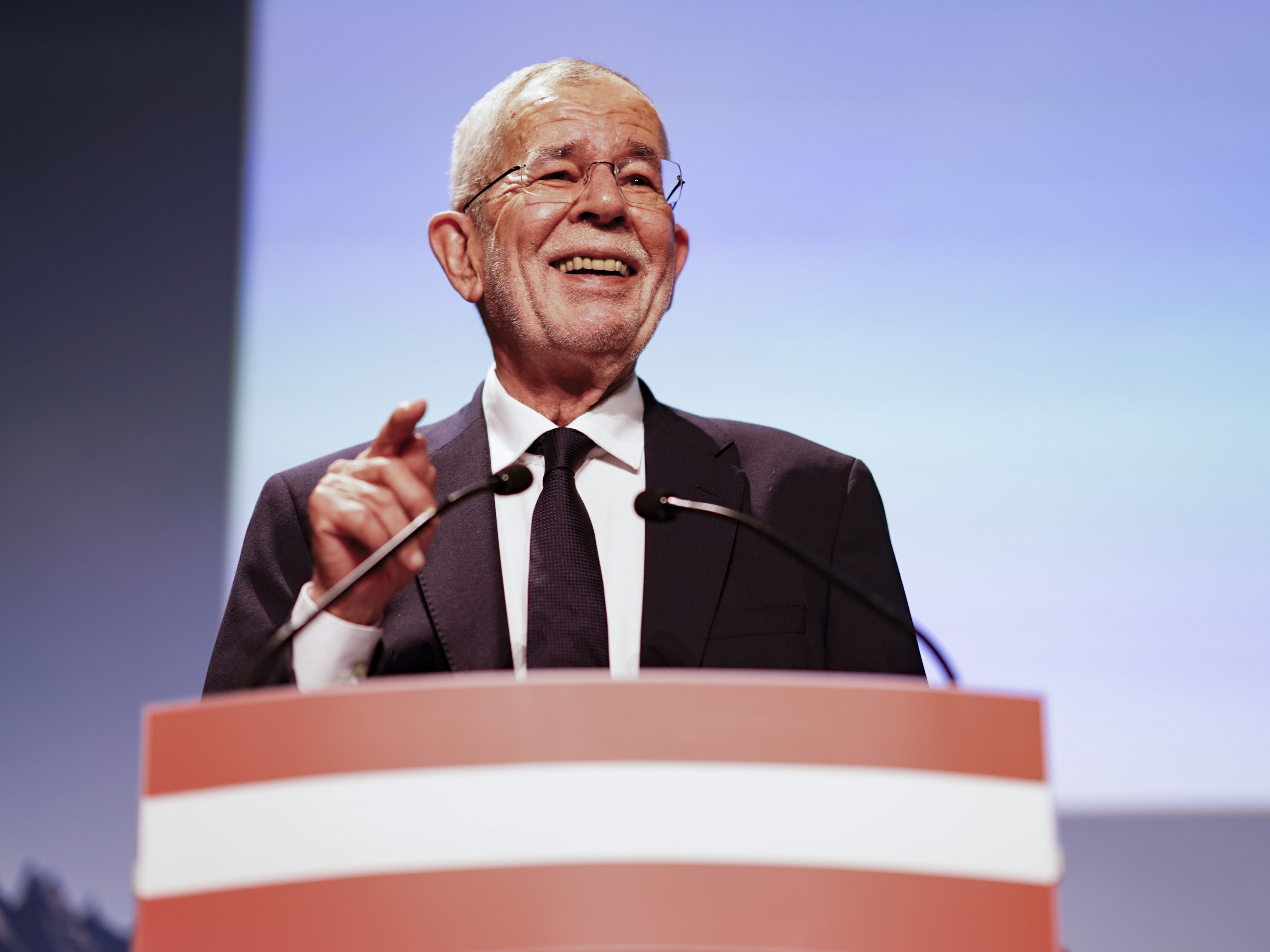 Alexander Van der Bellen ist der erste Bundespräsident, der nicht als ein Kandidat der SPÖ oder der ÖVP nominiert wurde. Alexander Van der Bellen ist der erste Bundespräsident, der nicht als ein Kandidat der SPÖ oder der ÖVP nominiert wurde.