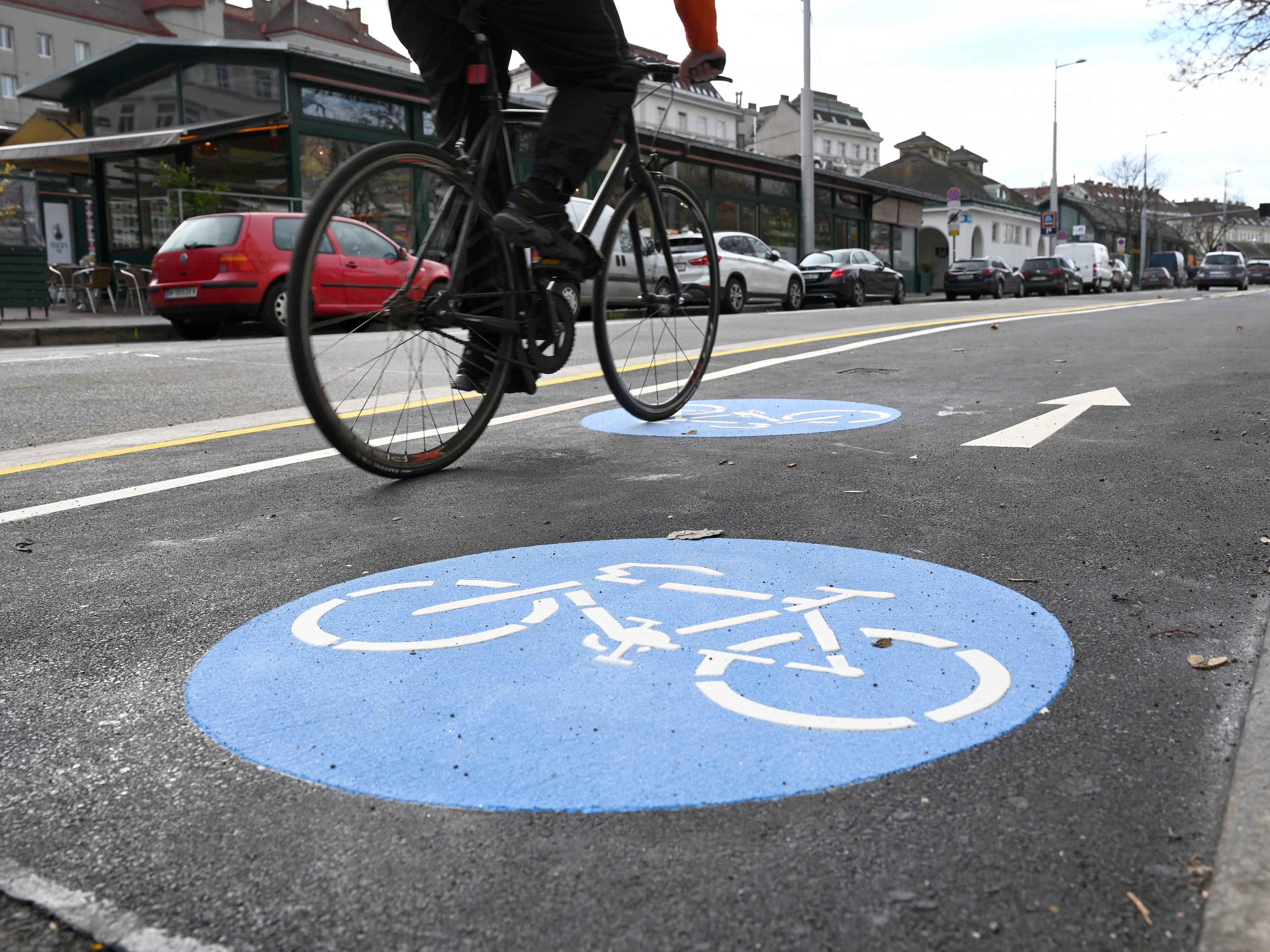 Das In-Kraft-Treten der StVO-Novelle am Samstag soll Verbesserungen für Radfahrer und Fußgänger bringen.