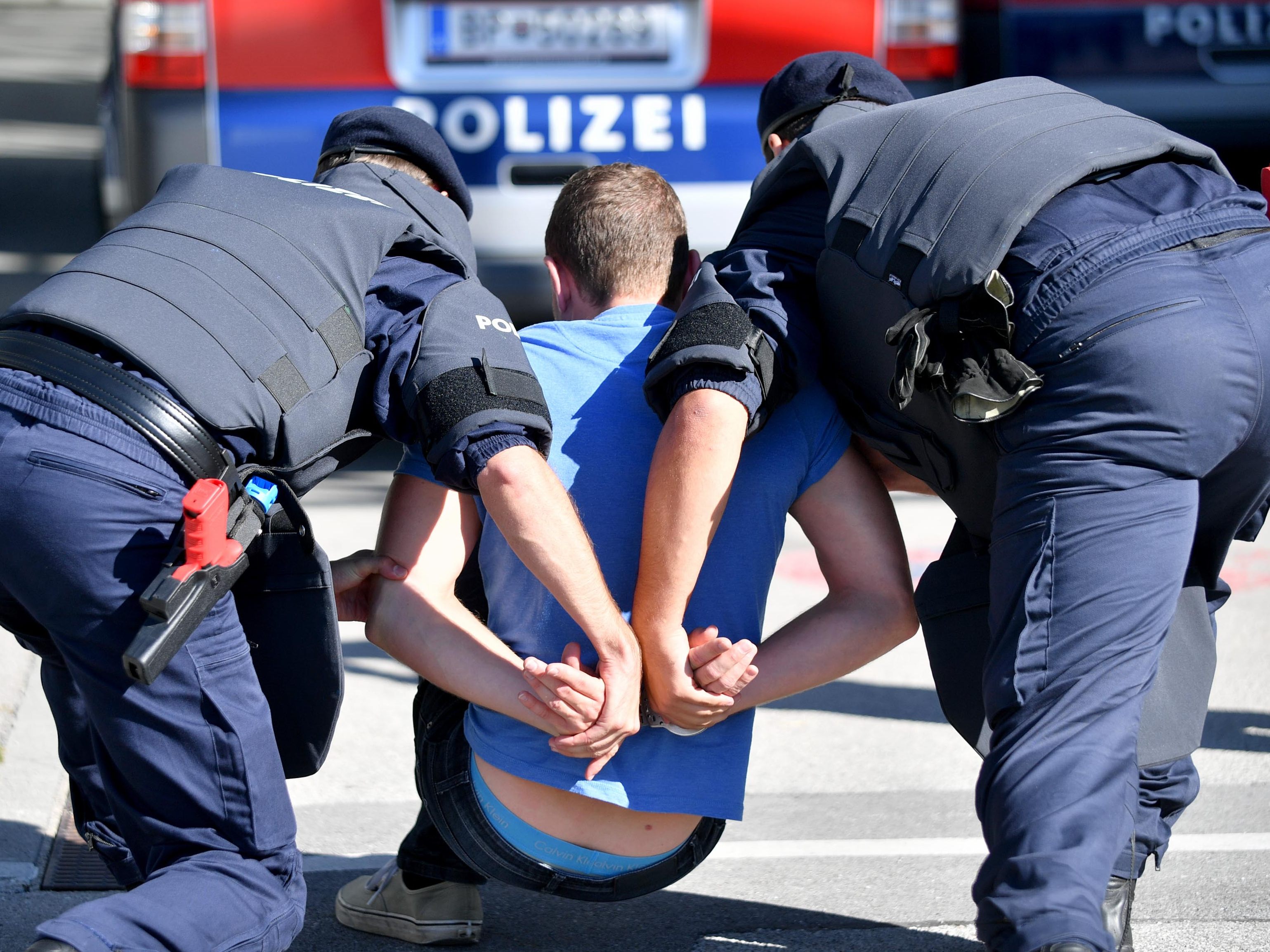 Die Polizei nahm einen 30-Jährigen in Wien-Floridsdorf fest, zu dem ein europäischer Haftbefehl vorlag. Die Polizei nahm einen 30-Jährigen in Wien-Floridsdorf fest, zu dem ein europäischer Haftbefehl vorlag.