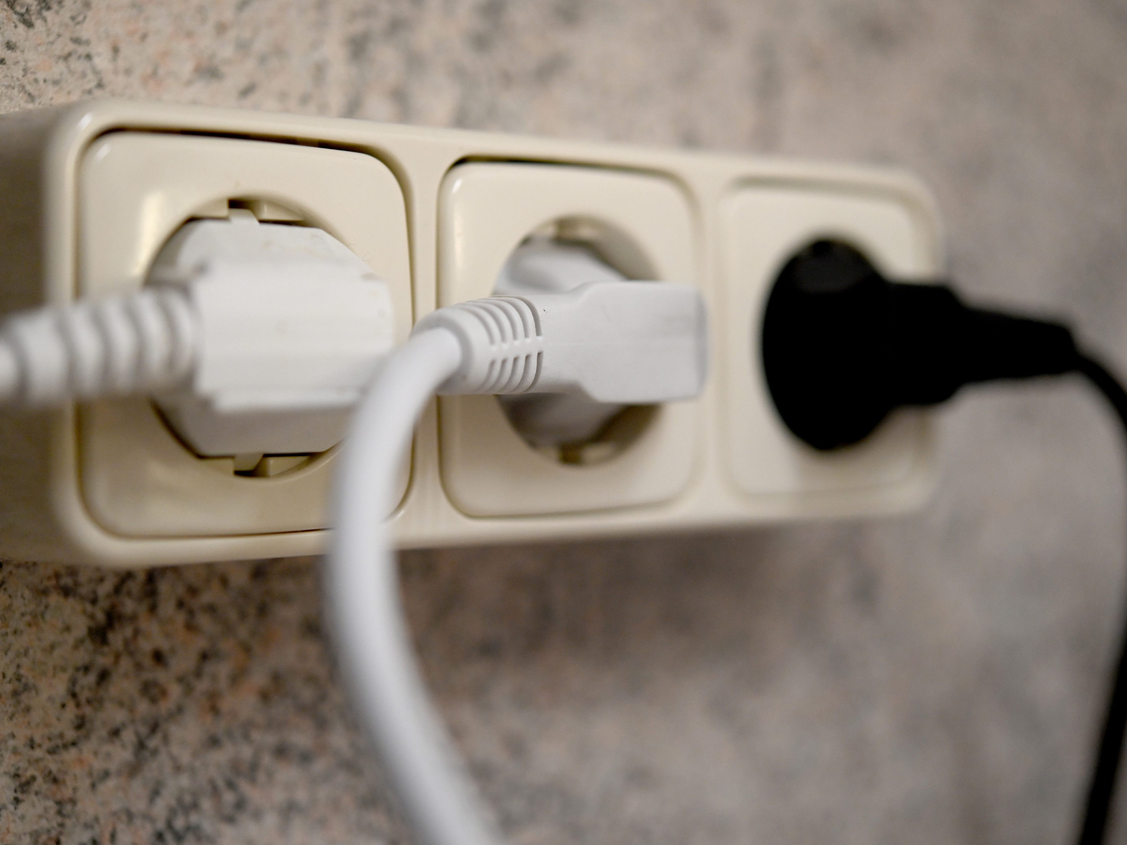 Haushalte zahlen Milliarden mehr für Strom als die Herstellung kostet.