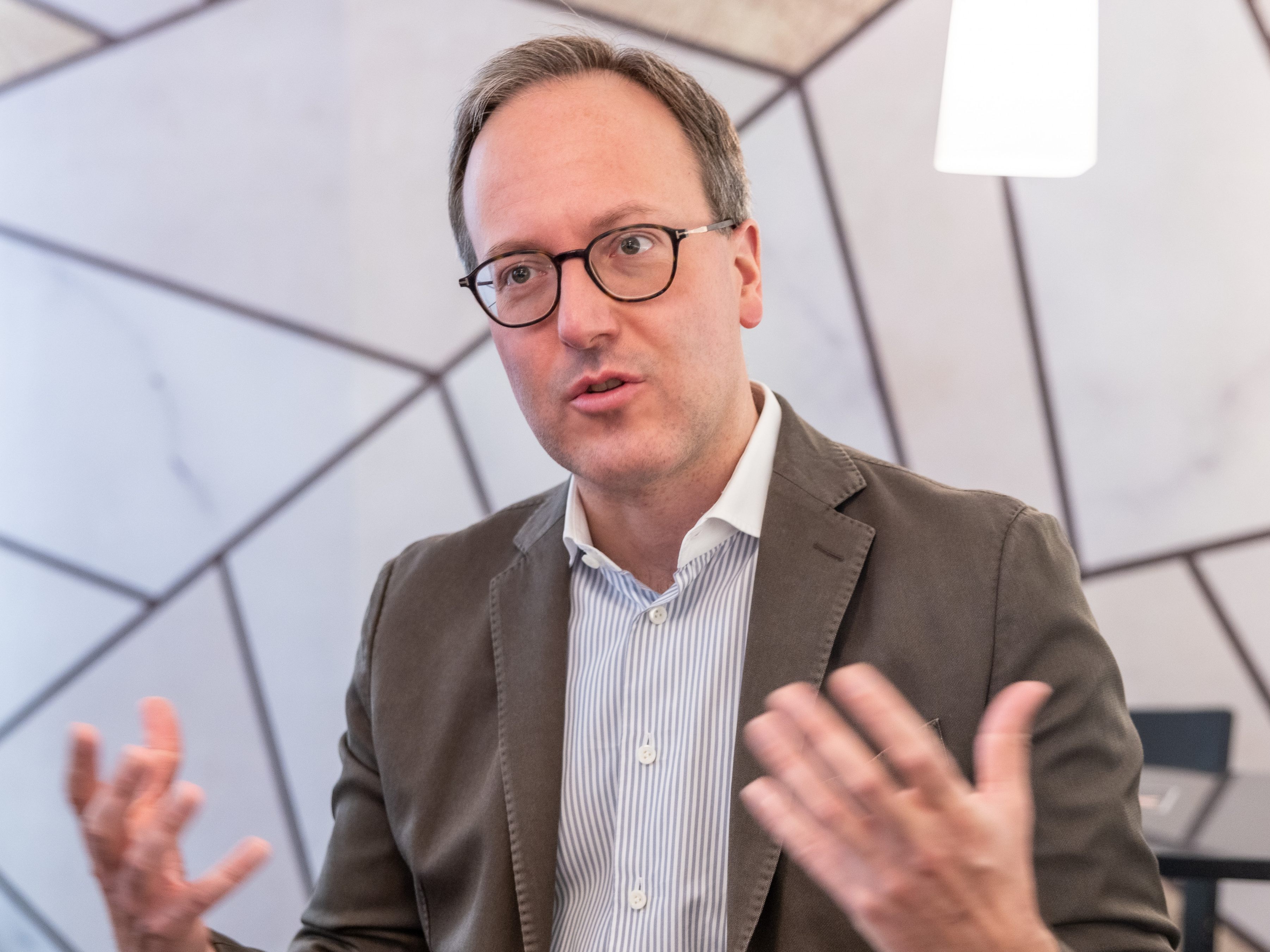 Die NEOS präsentierten ihr dreiköpfiges "Regierungsteam" für die Tirol-Wahl bestehend aus: Spitzenkandidat Dominik Oberhofer (im Bild), Listenzweite Birgit Obermüller und Yannick Shetty. Die NEOS präsentierten ihr dreiköpfiges "Regierungsteam" für die Tirol-Wahl bestehend aus: Spitzenkandidat Dominik Oberhofer (im Bild), Listenzweite Birgit Obermüller und Yannick Shetty.