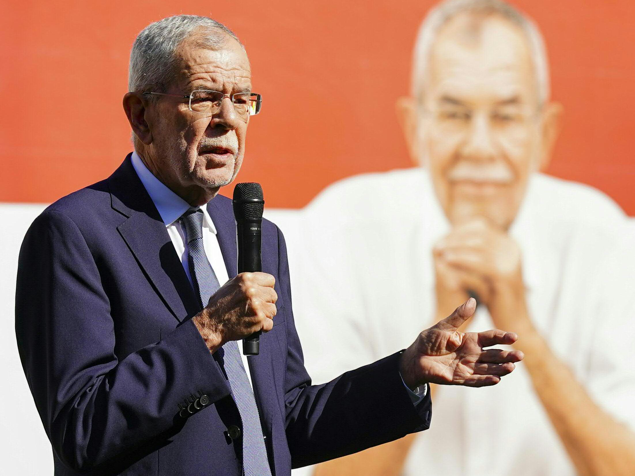 Bundespräsident Alexander Van der Bellen präsentierte seine neuen Wahlplakate.