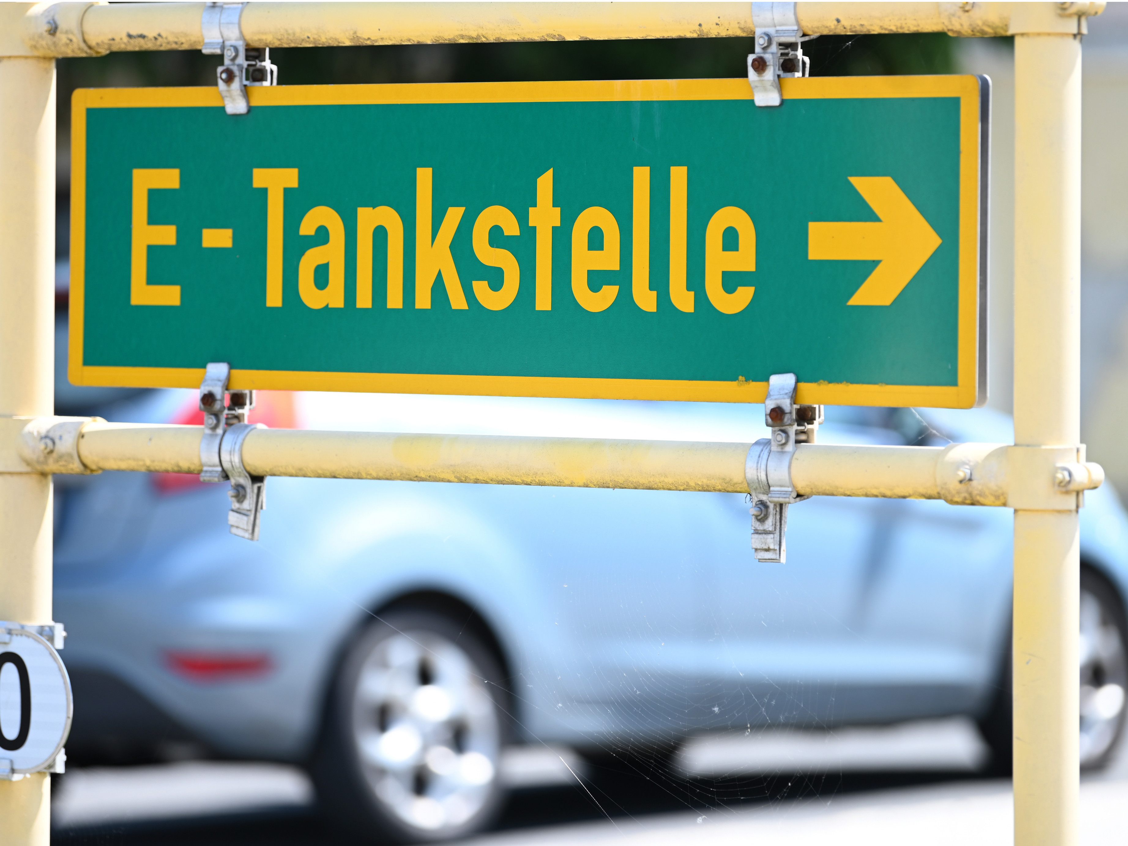 Das Beladen von Dienst-E-Autos wird ab 1. Jänner 2023 steuerfrei. Das Beladen von Dienst-E-Autos wird ab 1. Jänner 2023 steuerfrei.