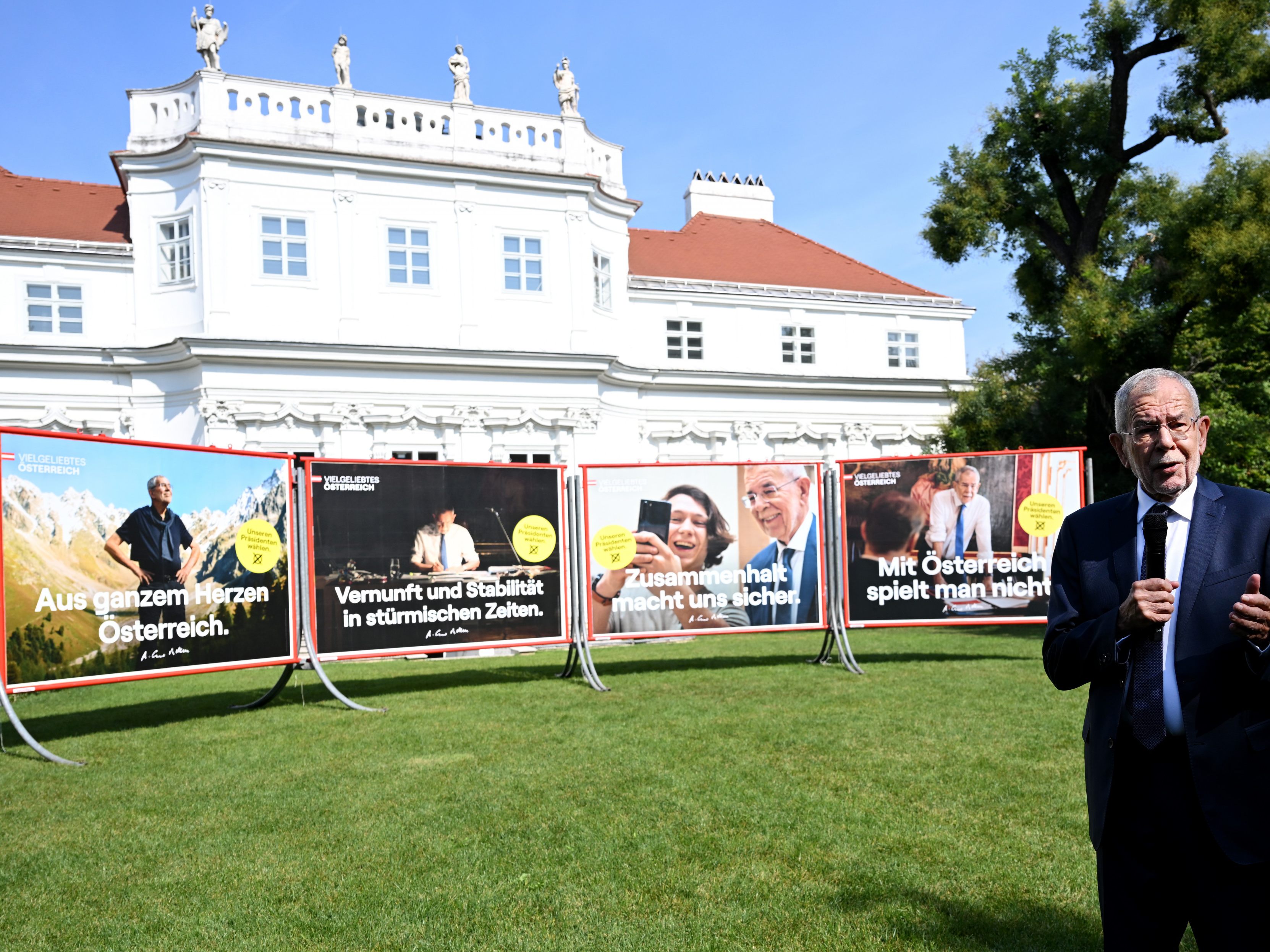 Im Garten des Wiener Palais Schönburg präsentierte Van der Bellen die Plakatkampagne zur BP-Wahl 2022.