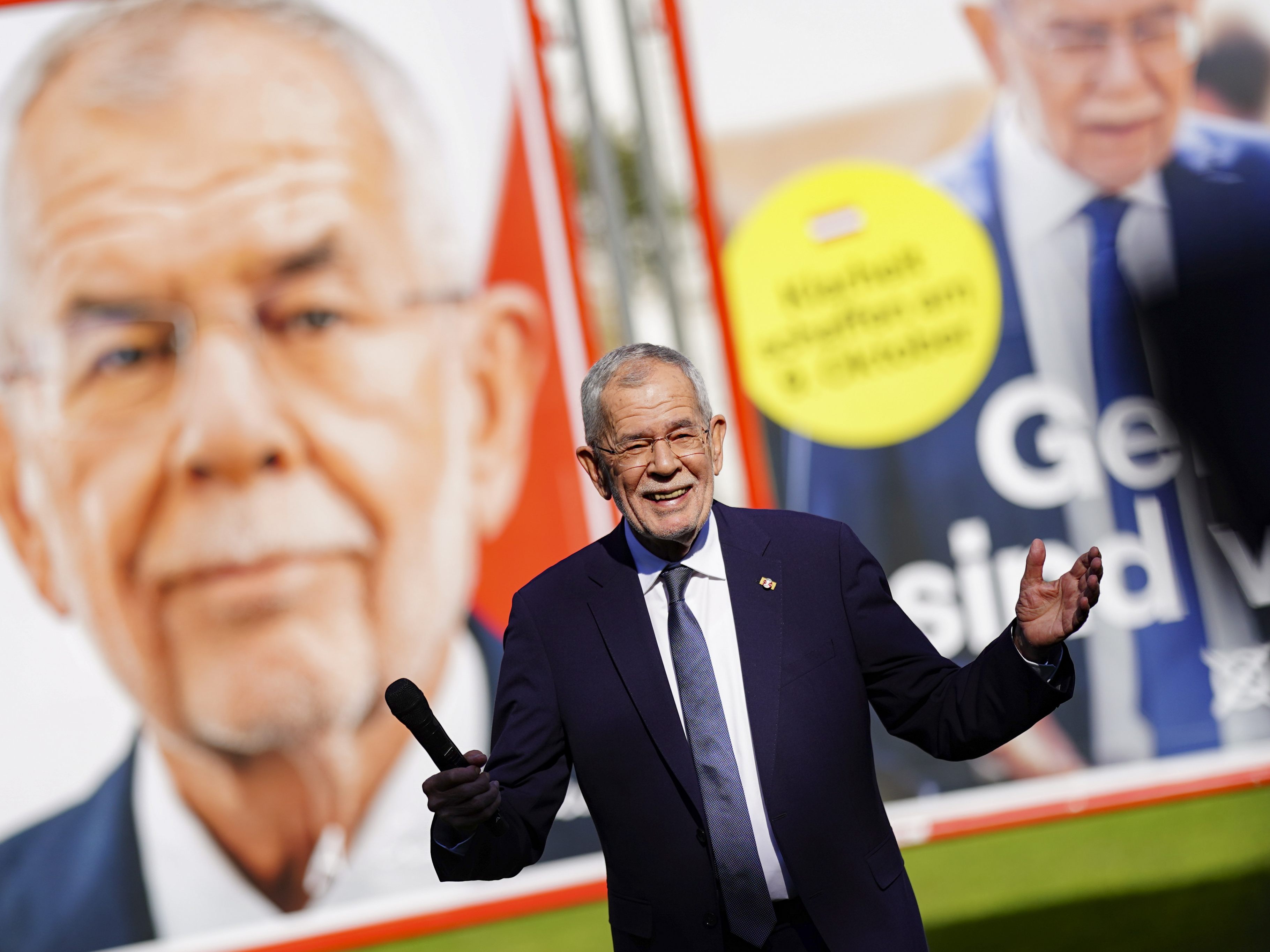 Vorstellung von Plakat-Welle für Van der Bellens Wiederwahl-Kampagne erfolgte weniger als drei Wochen vor BP-Wahl. Vorstellung von Plakat-Welle für Van der Bellens Wiederwahl-Kampagne erfolgte weniger als drei Wochen vor BP-Wahl.