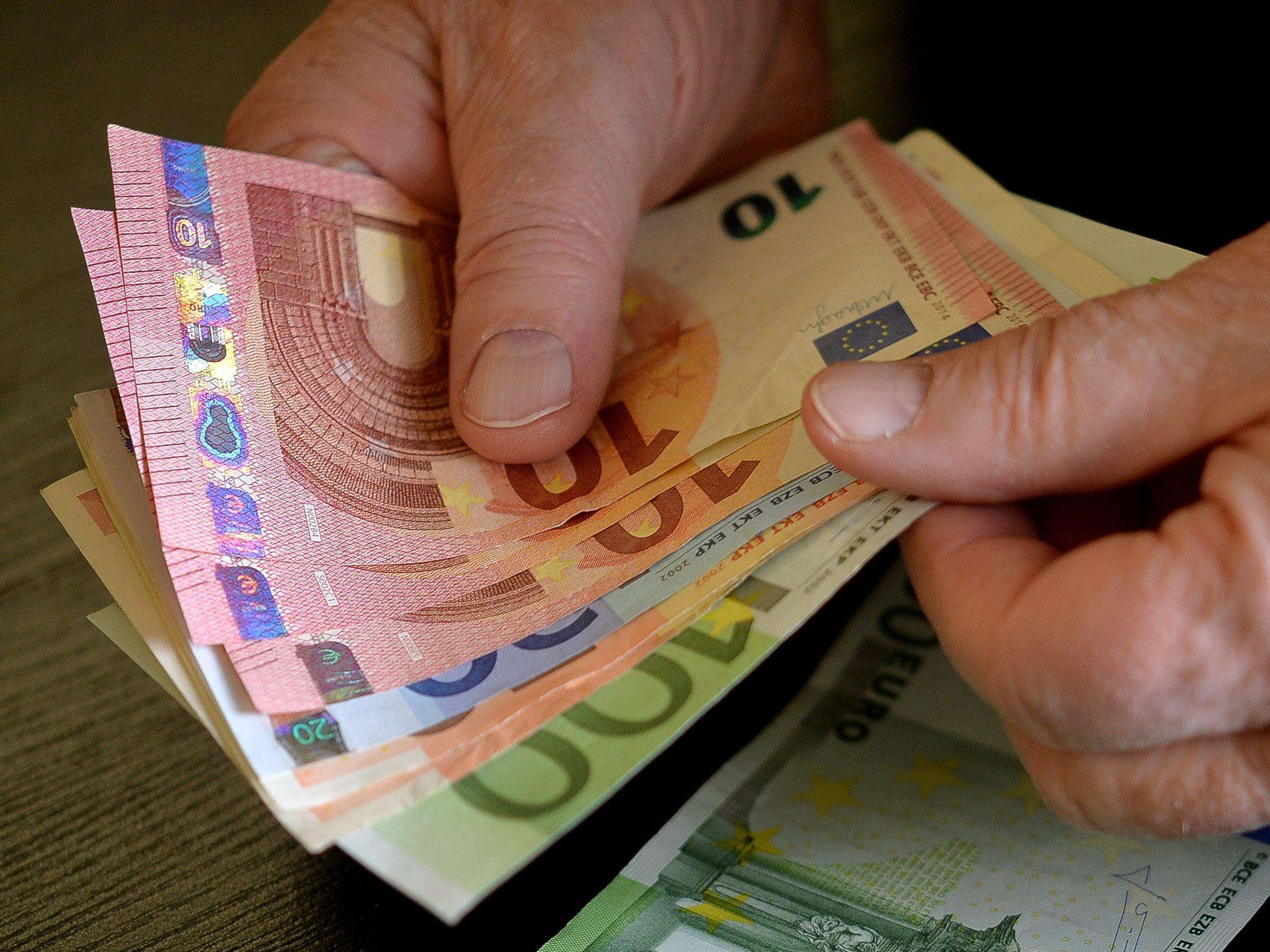 Nach einer Klage des VKI zahlt der Universal Versand nun die zu viel verrechneten Zinsen an Kunden zurück. Nach einer Klage des VKI zahlt der Universal Versand nun die zu viel verrechneten Zinsen an Kunden zurück.
