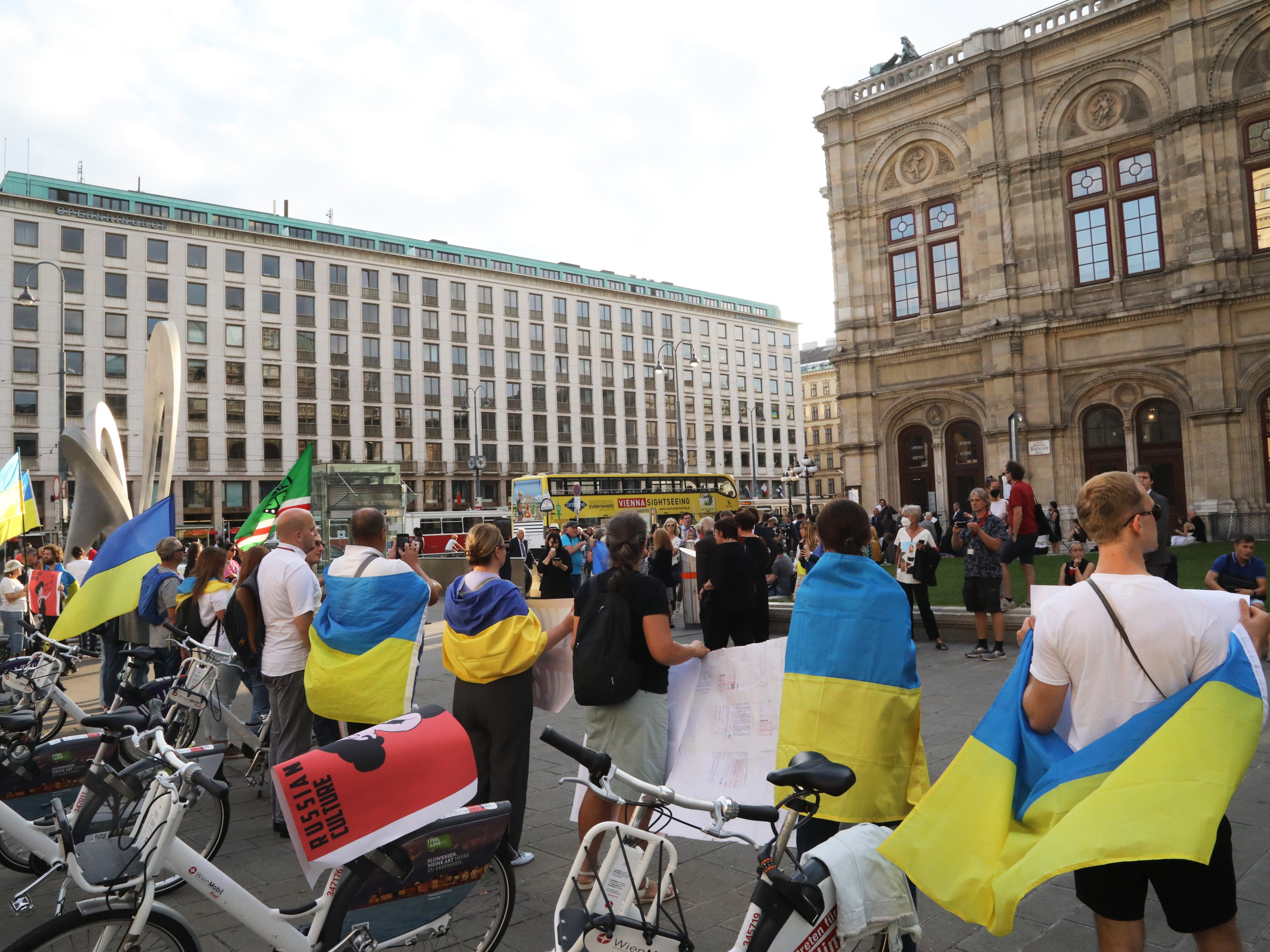 Ukrainer demonstrierten vor Staatsoper gegen Netrebkos "Halbtöne"