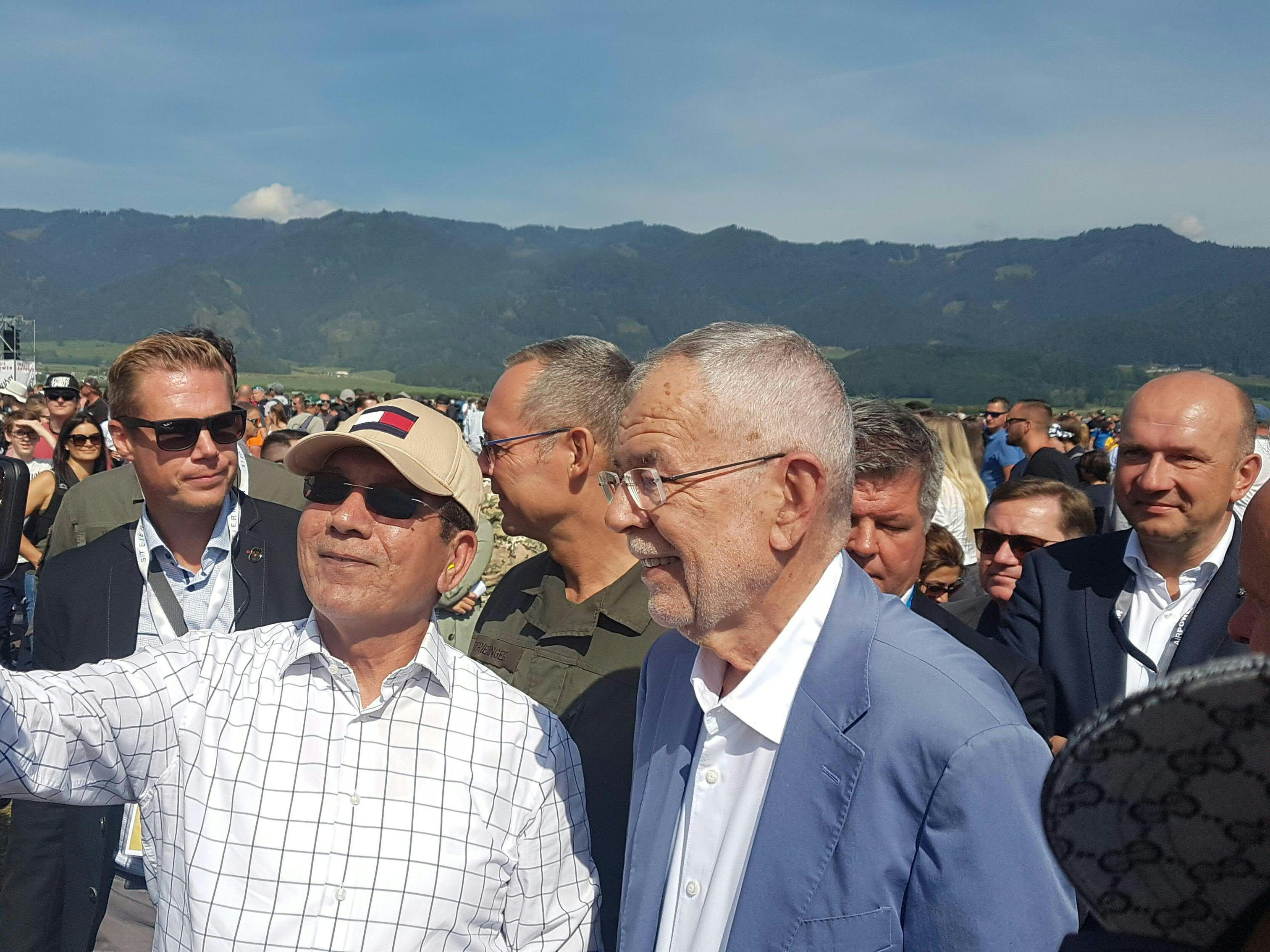 Van der Bellen schaute am Samstag bei der Airpower22 in Zeltweg vorbei. Van der Bellen schaute am Samstag bei der Airpower22 in Zeltweg vorbei.