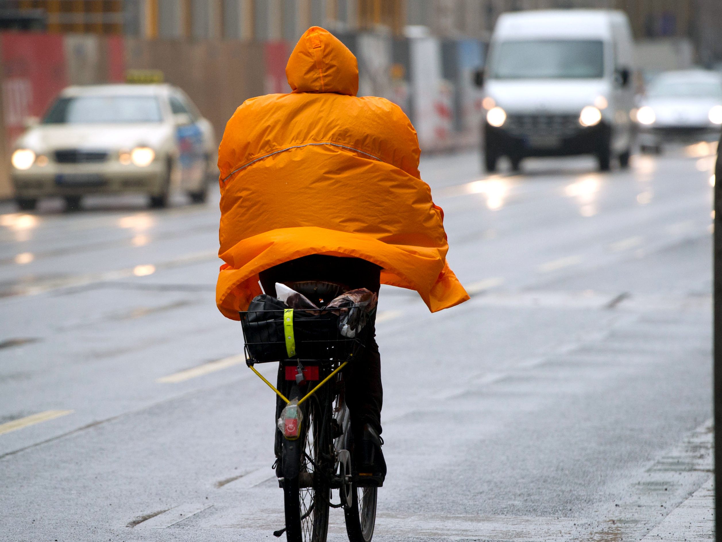 Im Frühverkehr am Mittwoch erfasste ein Lkw in der Wiener Operngasse eine Radfahrerin. Im Frühverkehr am Mittwoch erfasste ein Lkw in der Wiener Operngasse eine Radfahrerin.