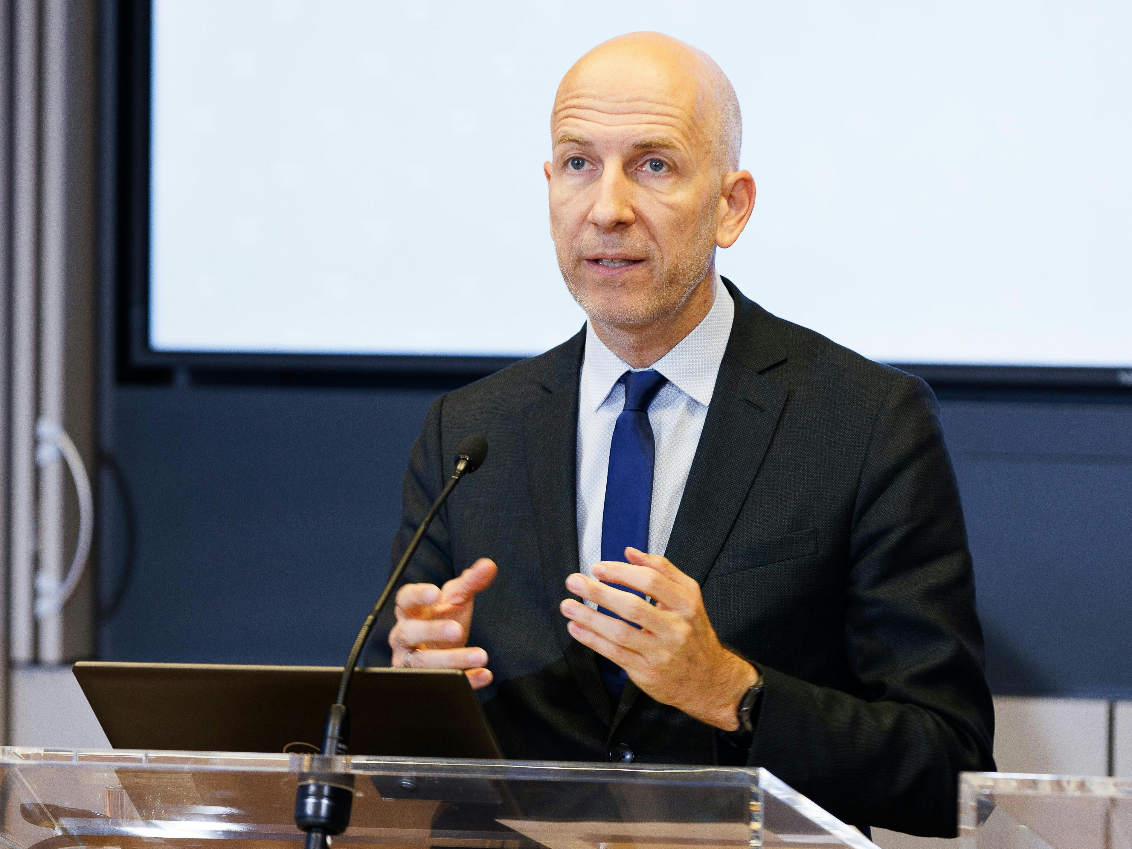 Laut Arbeitsminister Martin Kocher soll die Ausbildungsverordnung zur Pflegelehre in Begutachtung gehen.