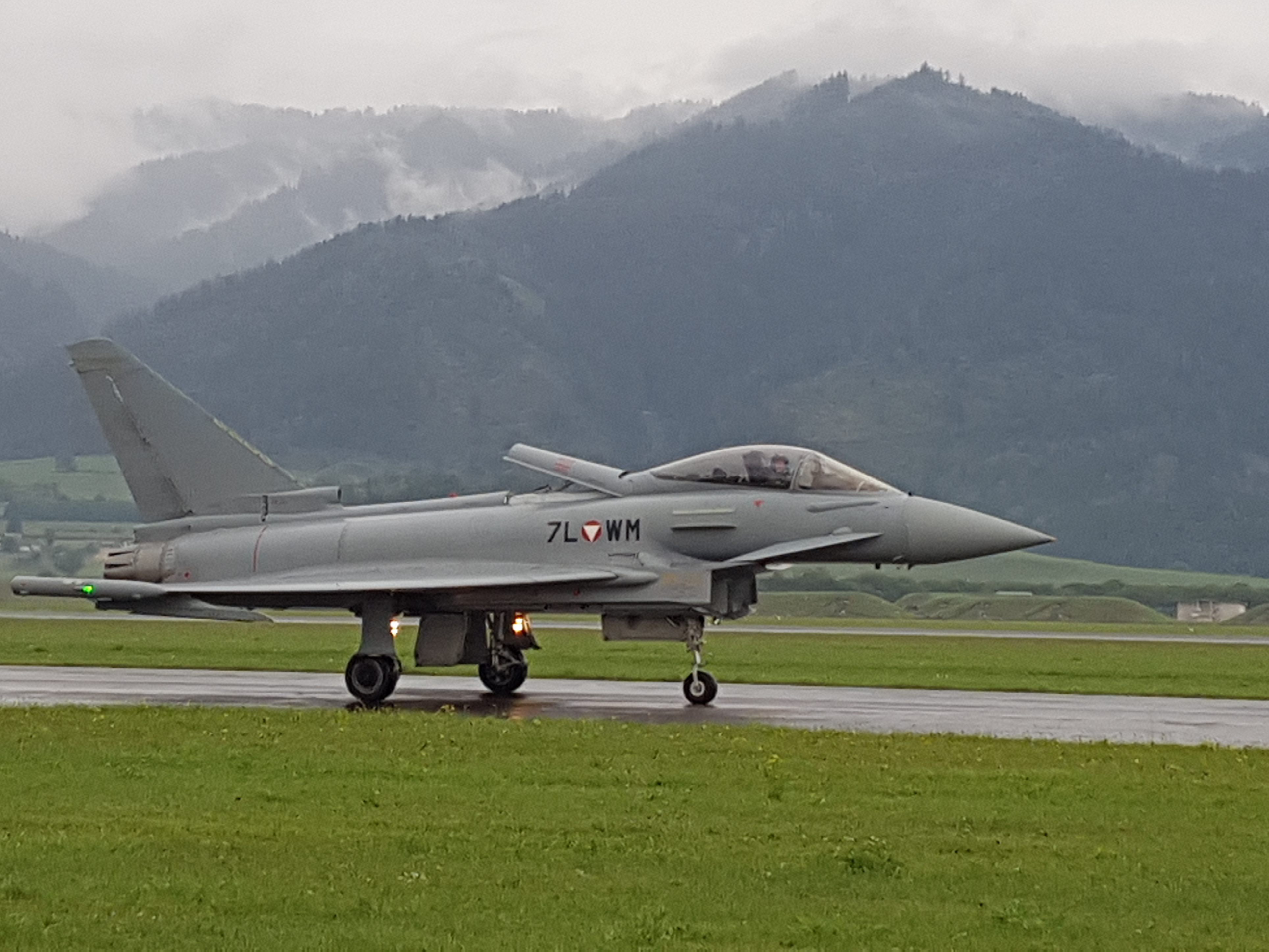 Der Aufbau der Airpower fand im Regen statt, und es werden die US-Bomber B-52 erwartet. Der Aufbau der Airpower fand im Regen statt, und es werden die US-Bomber B-52 erwartet.